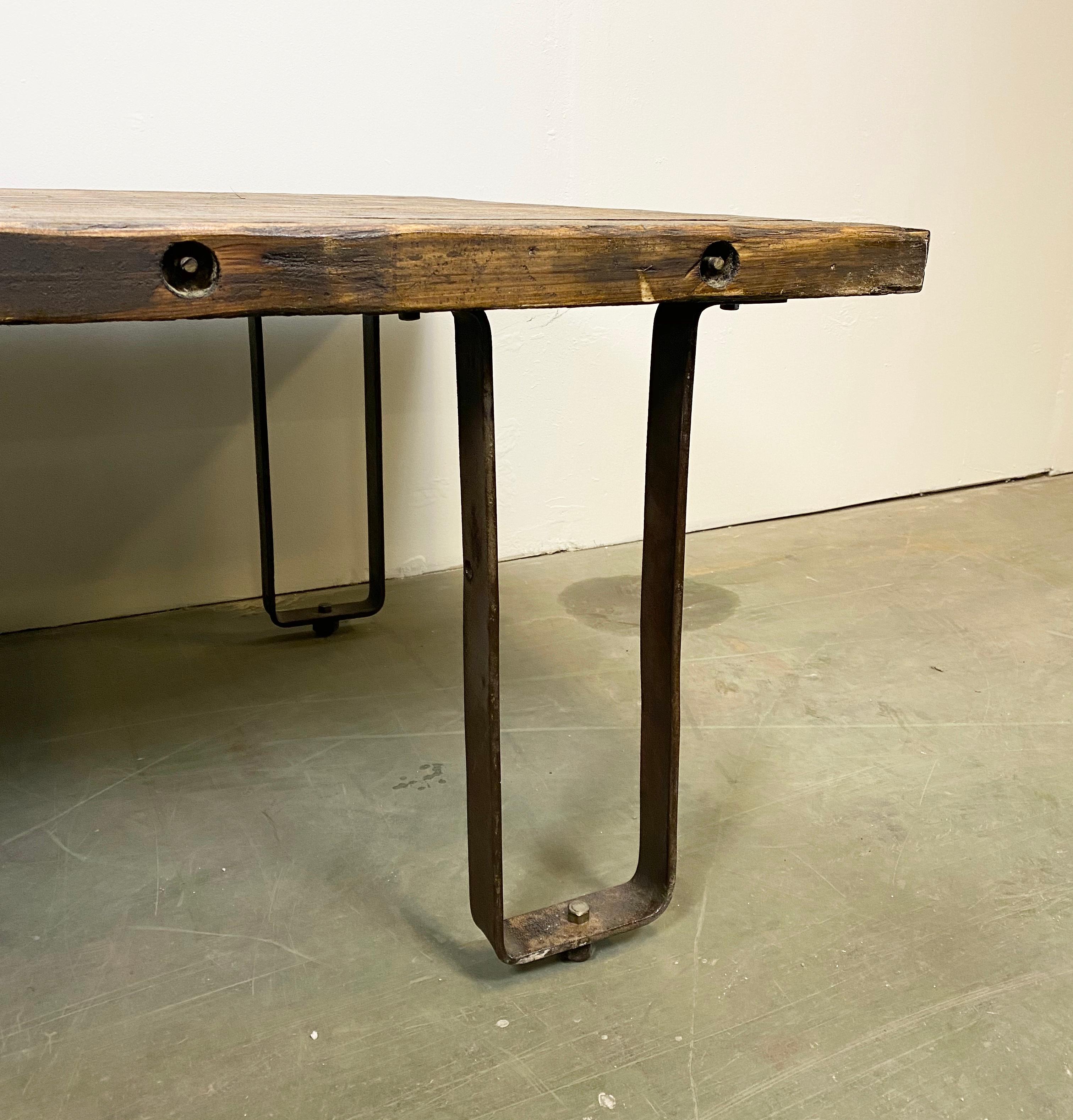 Industrieller Couchtisch, 1950er Jahre im Angebot 1