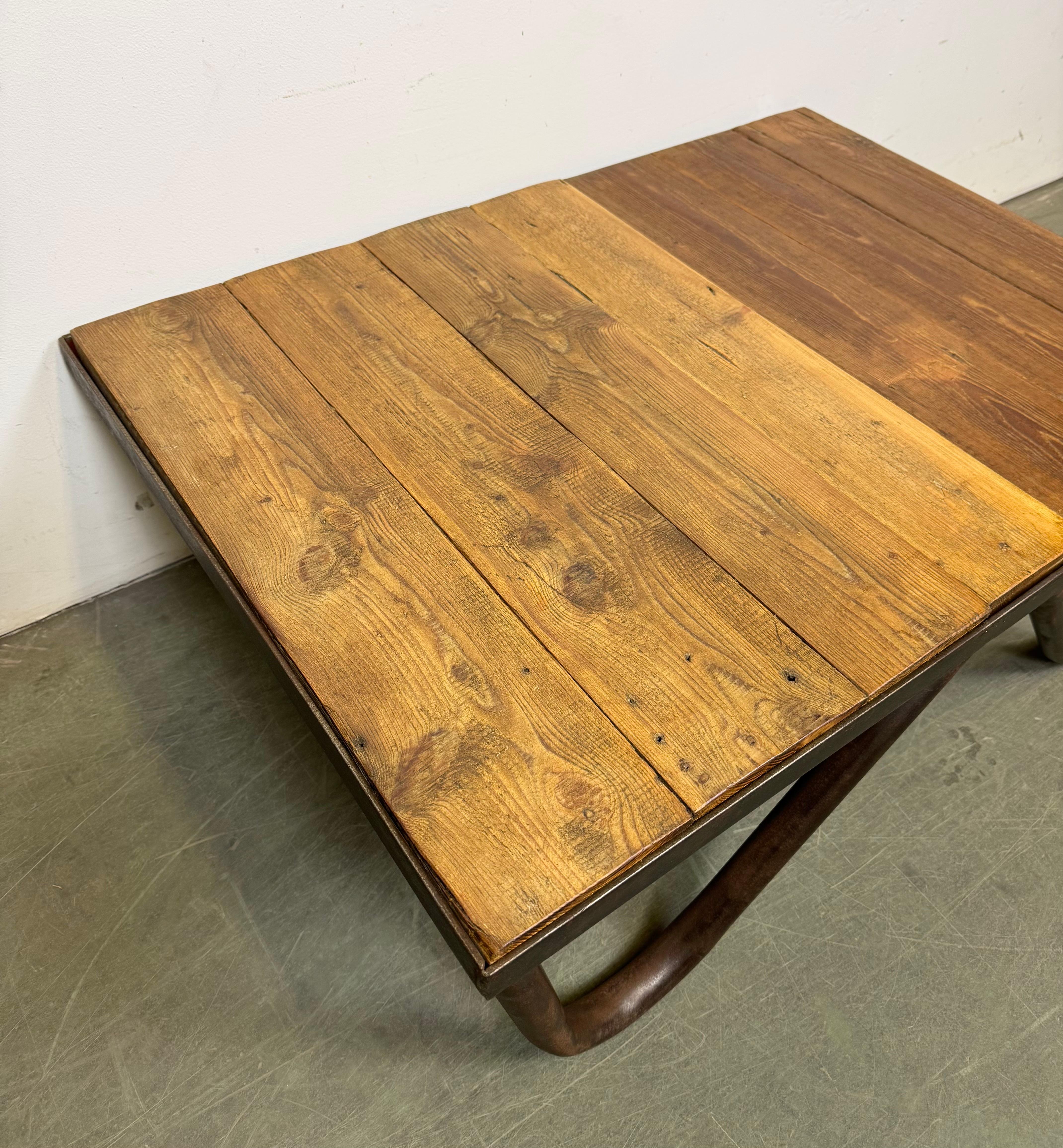 Industrieller Couchtisch, 1960er Jahre im Angebot 4