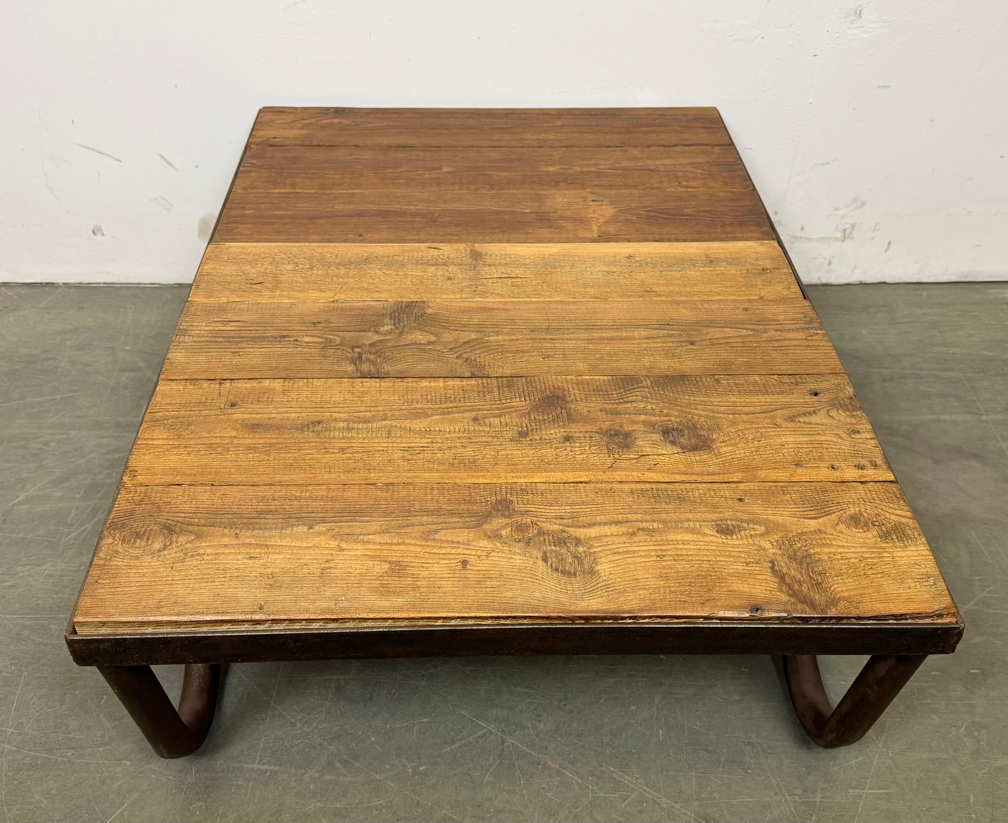 Industrieller Couchtisch, 1960er Jahre im Angebot 6
