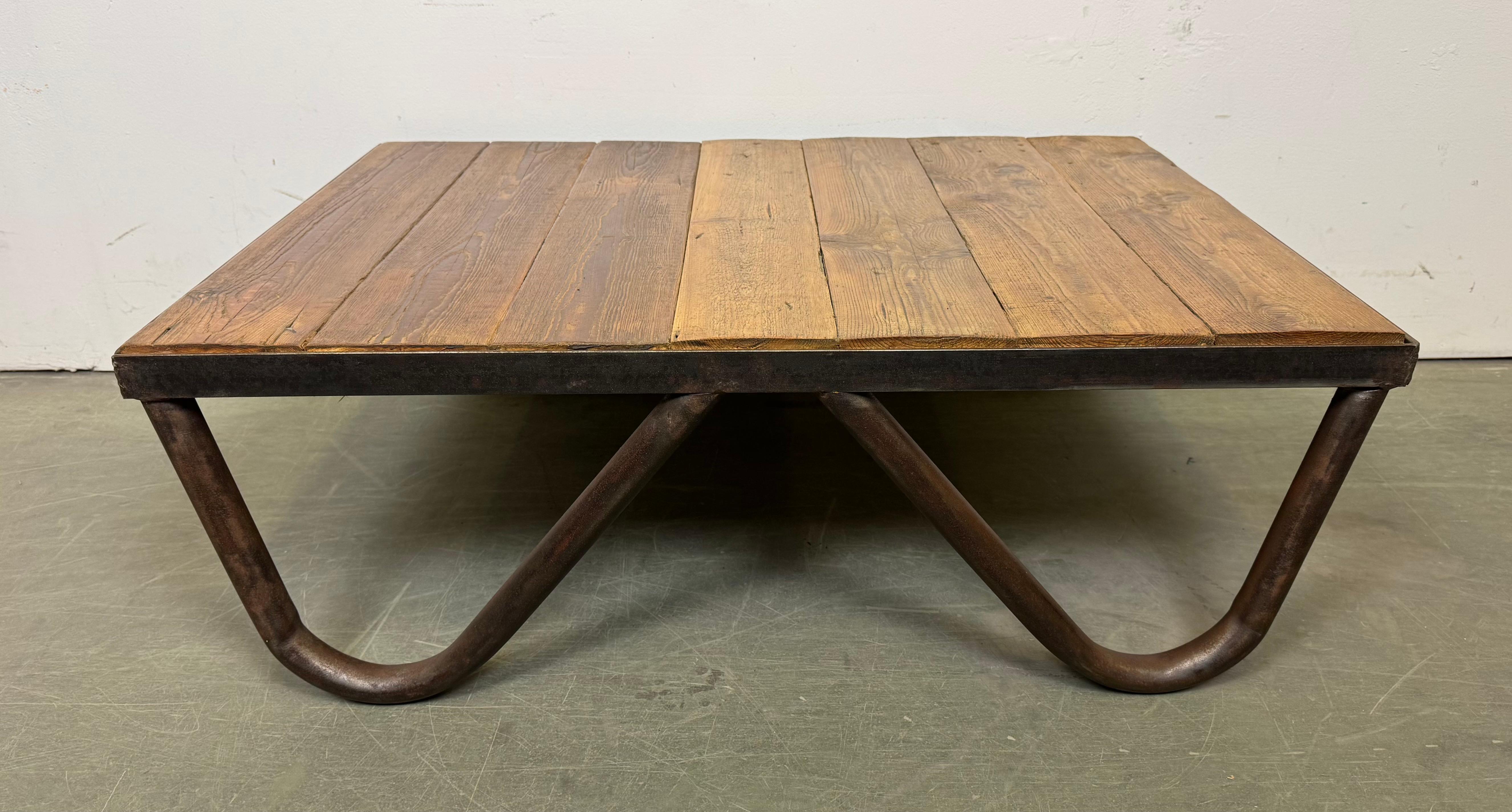 Industrieller Couchtisch, 1960er Jahre im Angebot 8
