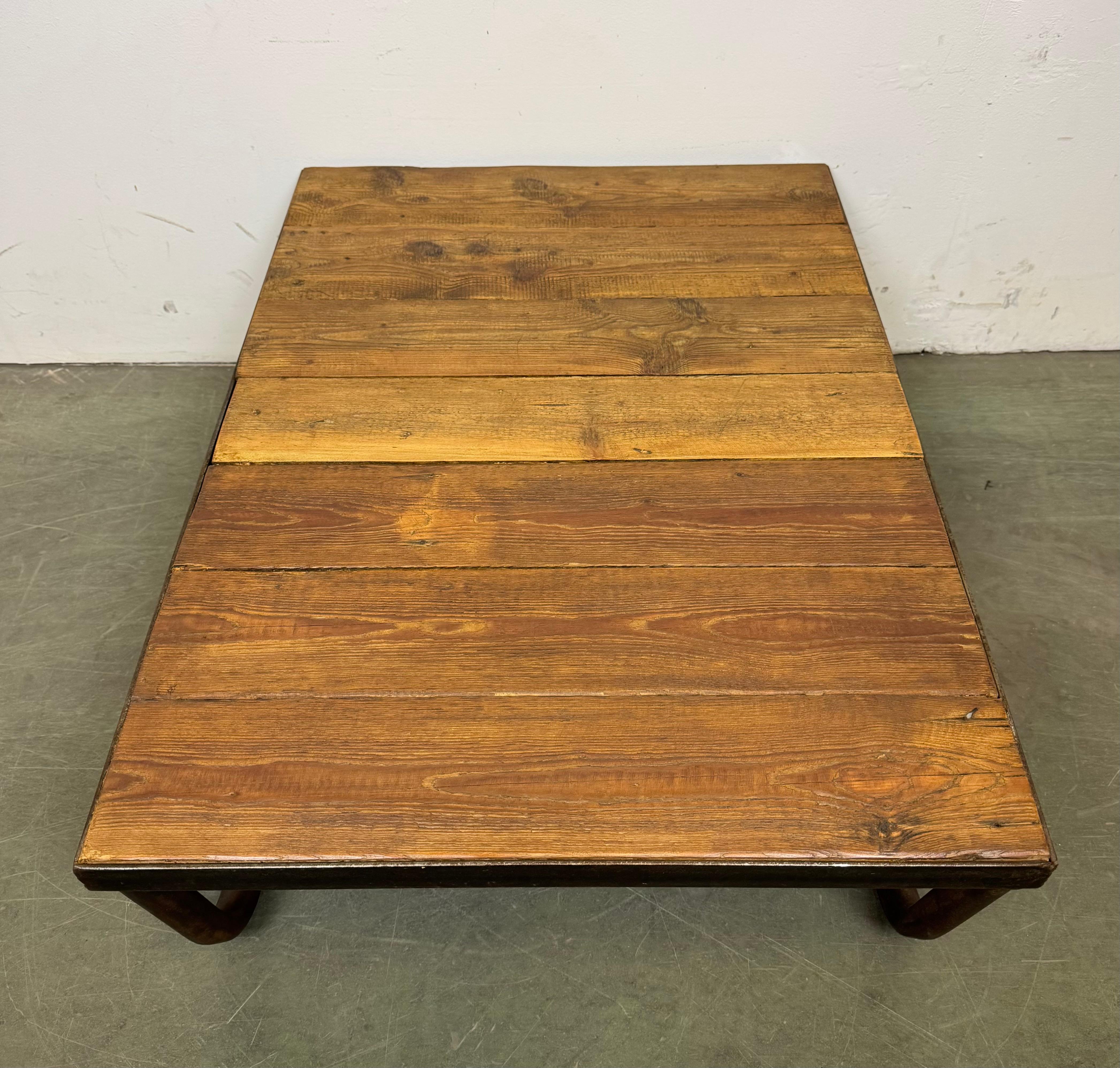 Industrieller Couchtisch, 1960er Jahre im Angebot 11