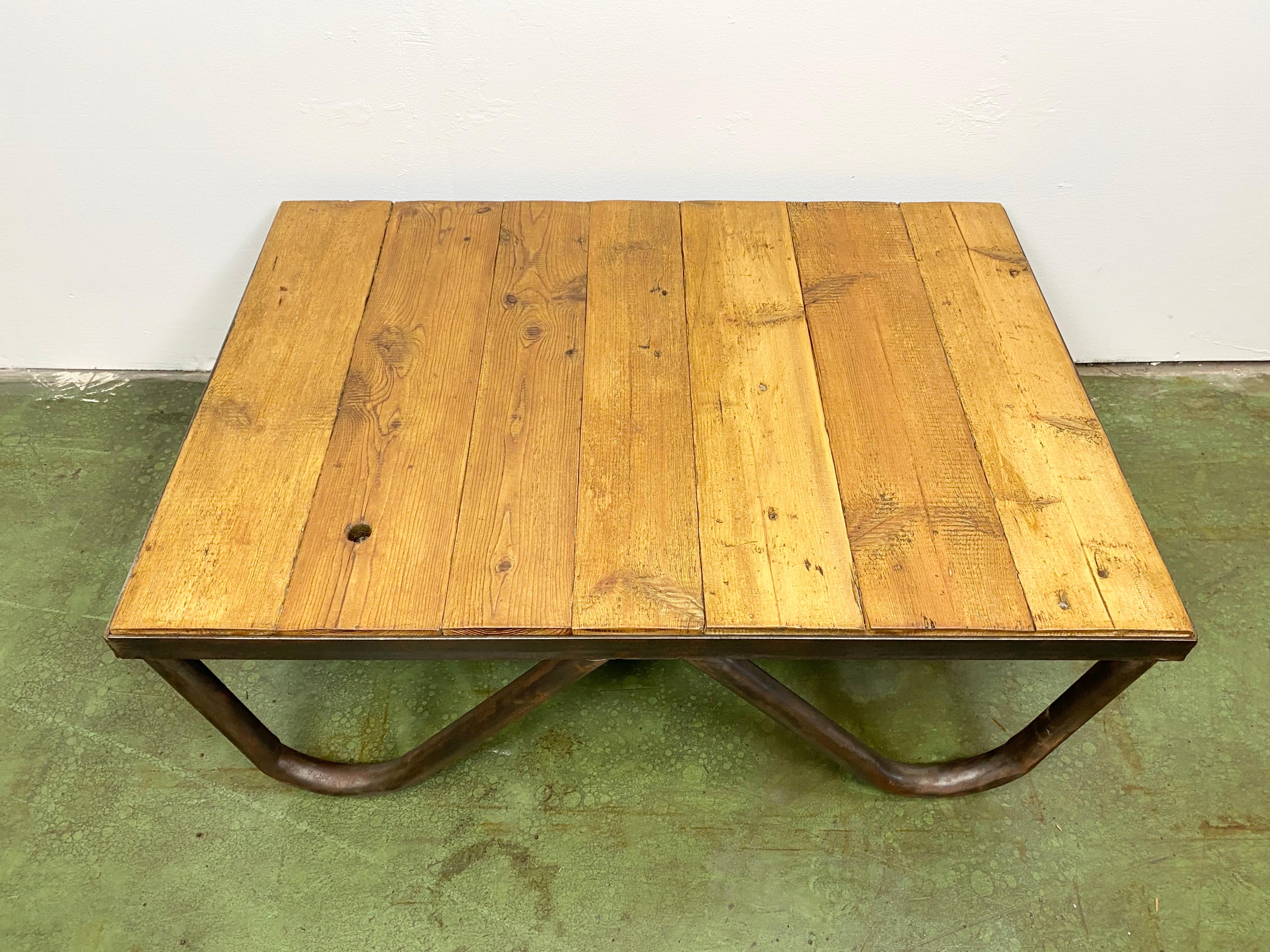 - Vintage industrial coffee table manufactured in the 1960s.
- Made of solid wood and iron
- Weight of the table is 18 kg.