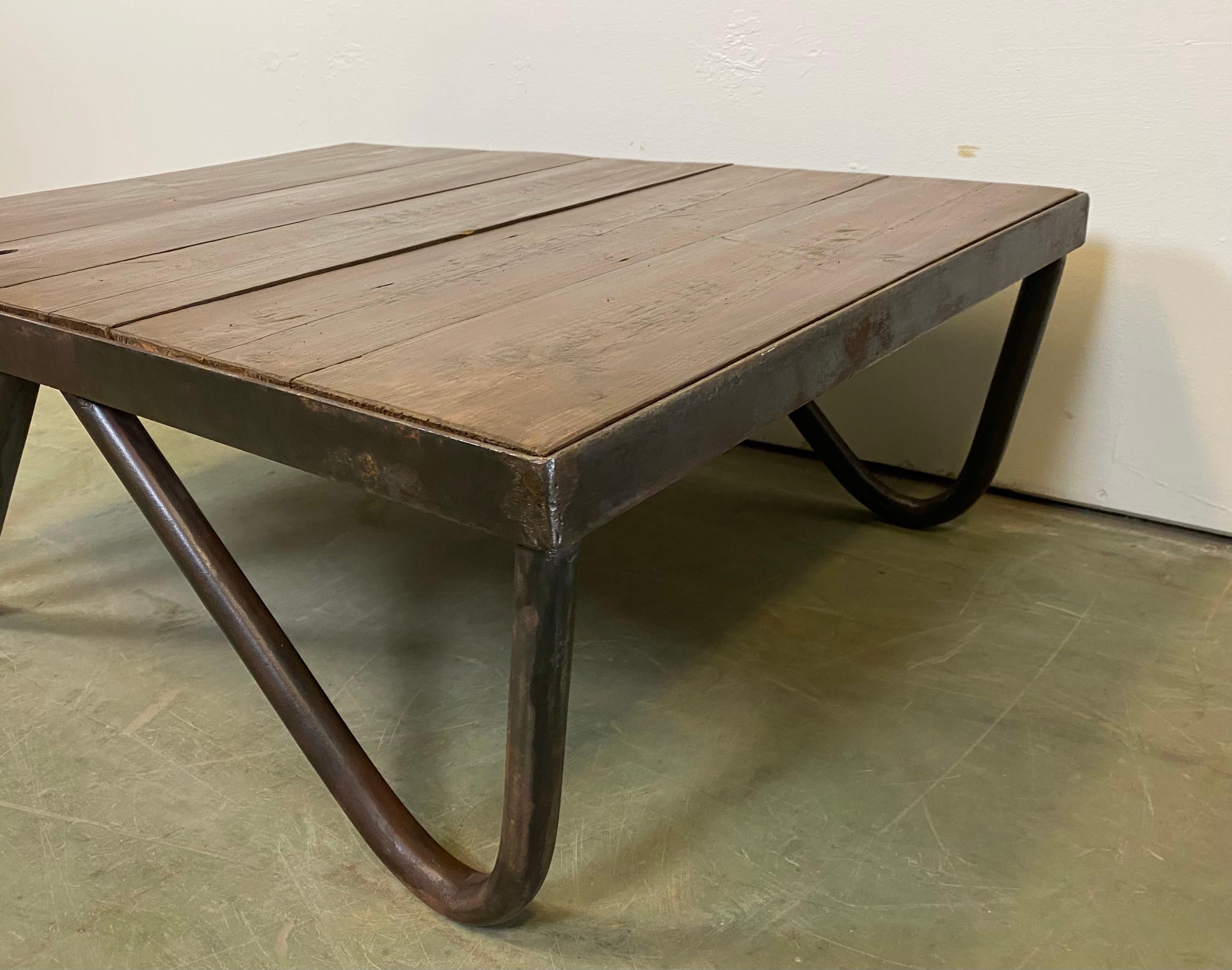 - Vintage Industrial coffee table manufactured in the 1960s 
- Made of solid wood and iron 
- Weight of the table is 18 kg.