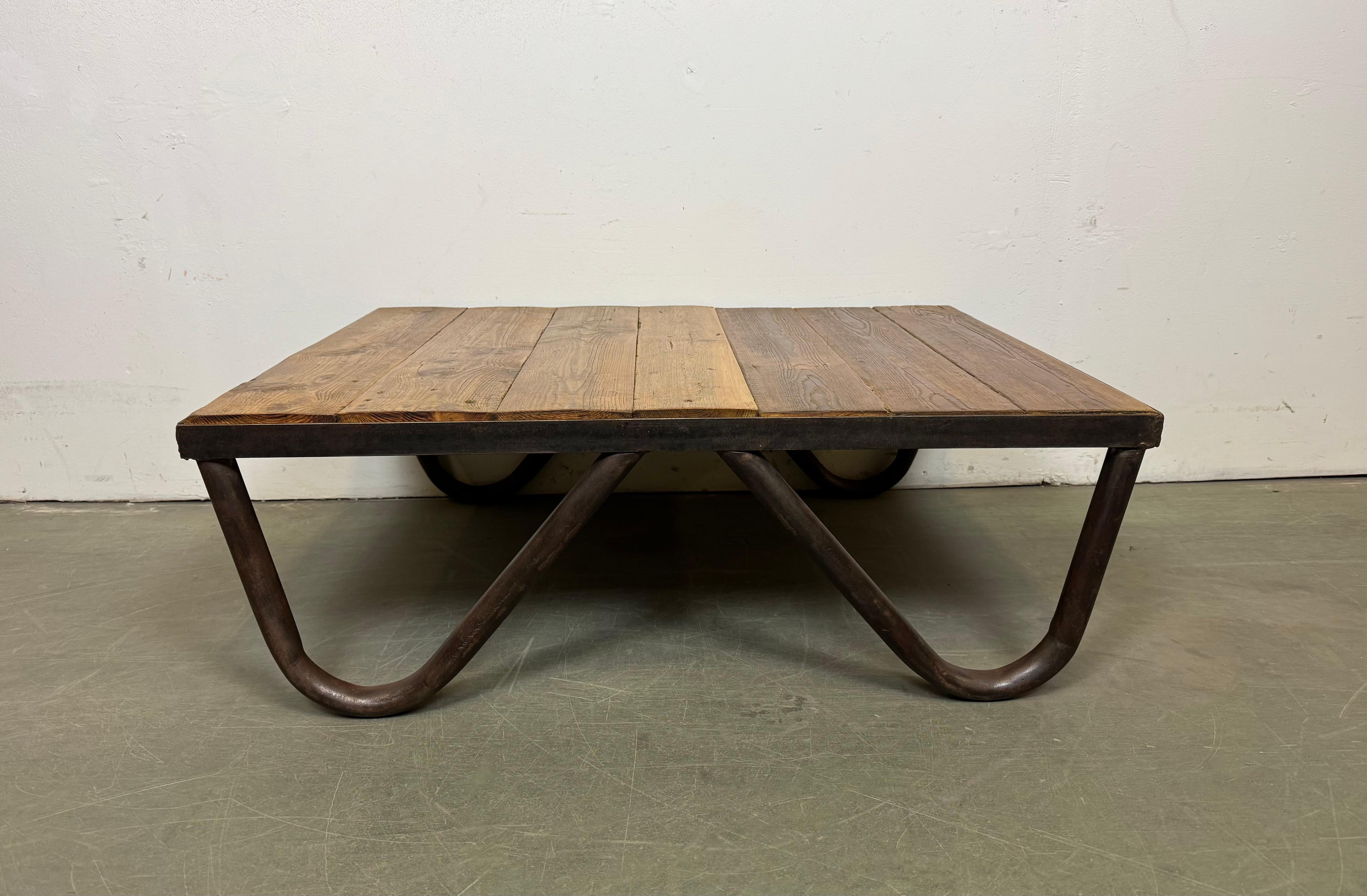 - Vintage Industrial Couchtisch hergestellt in den 1960er Jahren 
- Hergestellt aus Massivholz und Eisen 
- Das Gewicht des Tisches beträgt 17 kg.