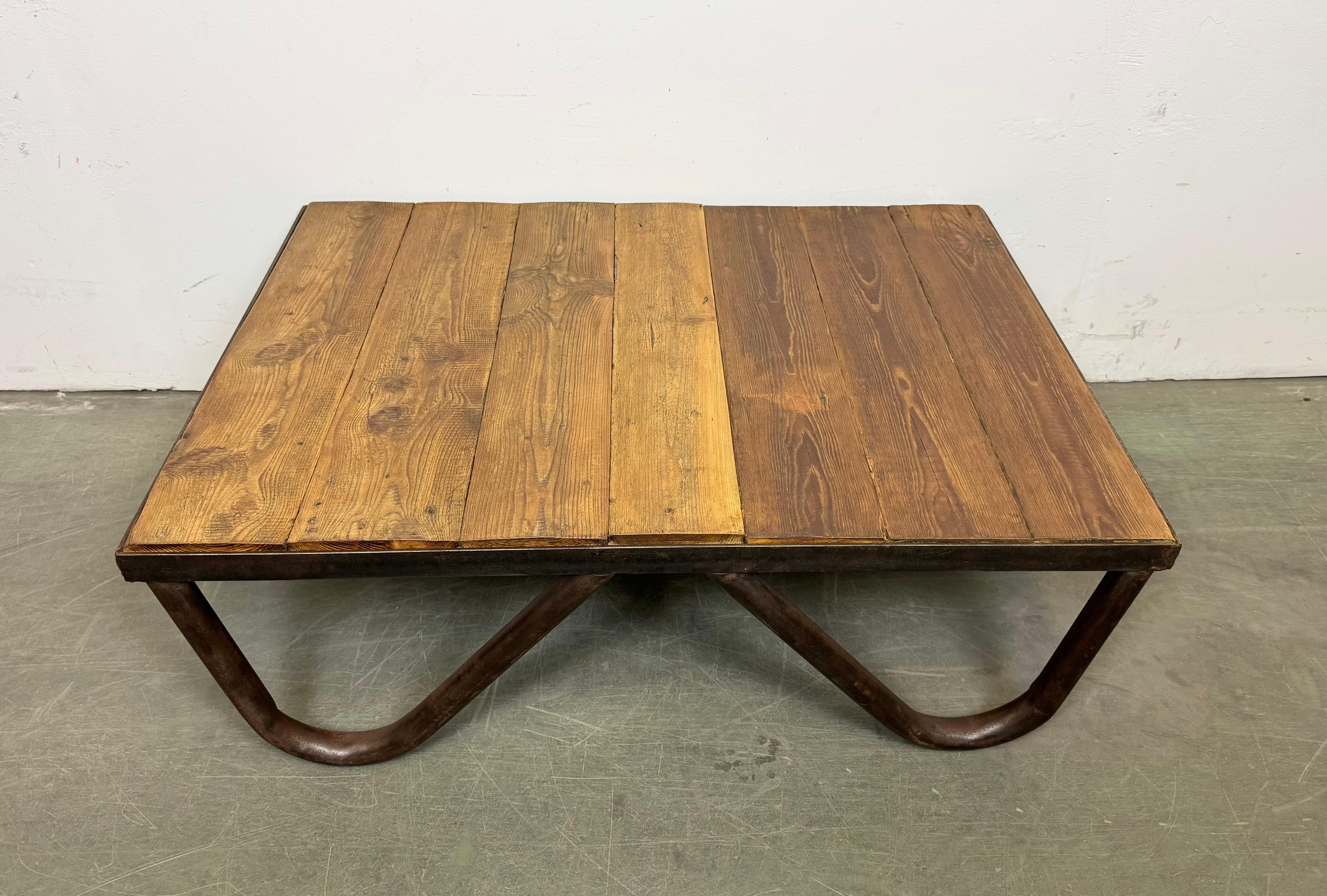 Industrieller Couchtisch, 1960er Jahre (Tschechisch) im Angebot