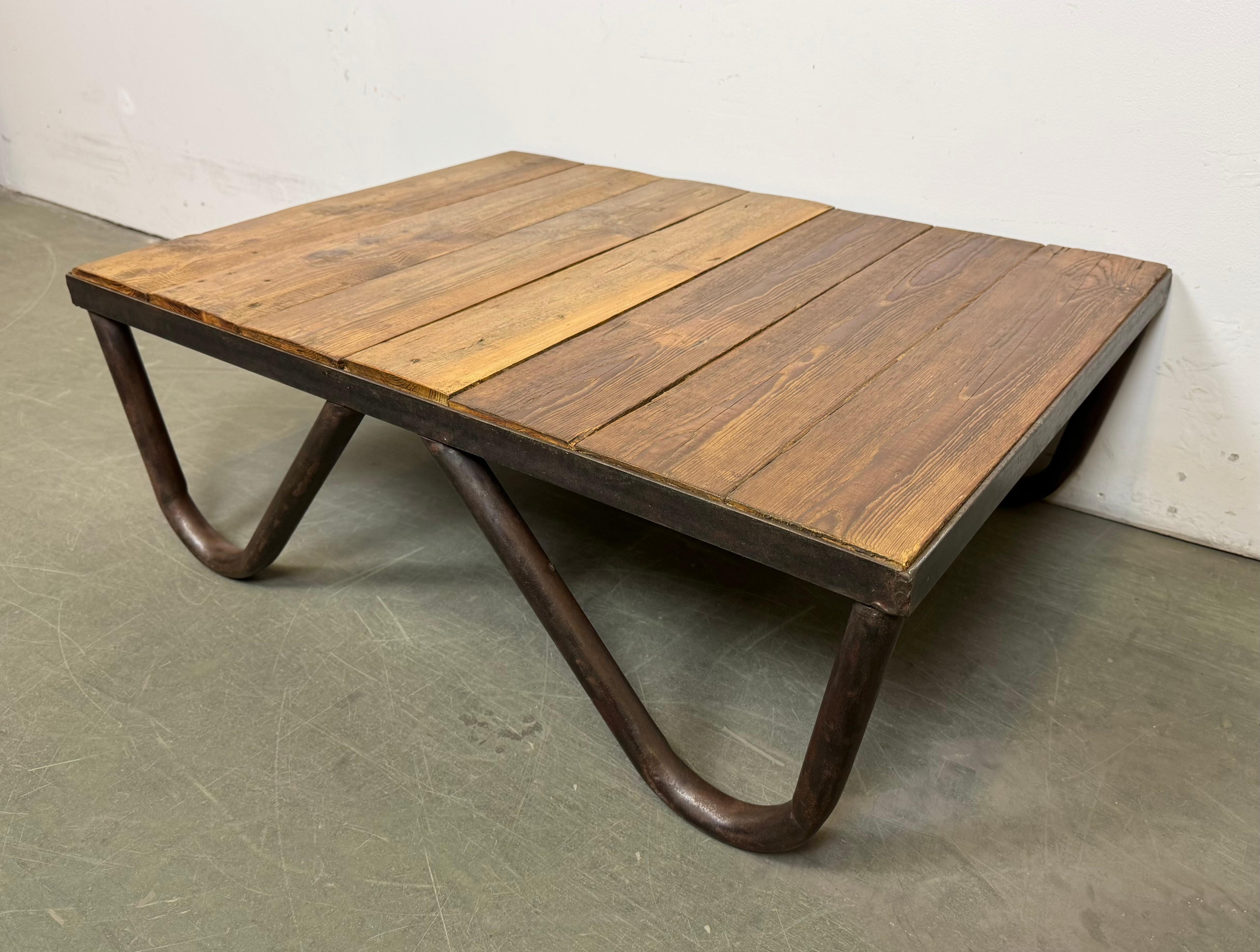 Industrieller Couchtisch, 1960er Jahre im Zustand „Gut“ im Angebot in Kojetice, CZ