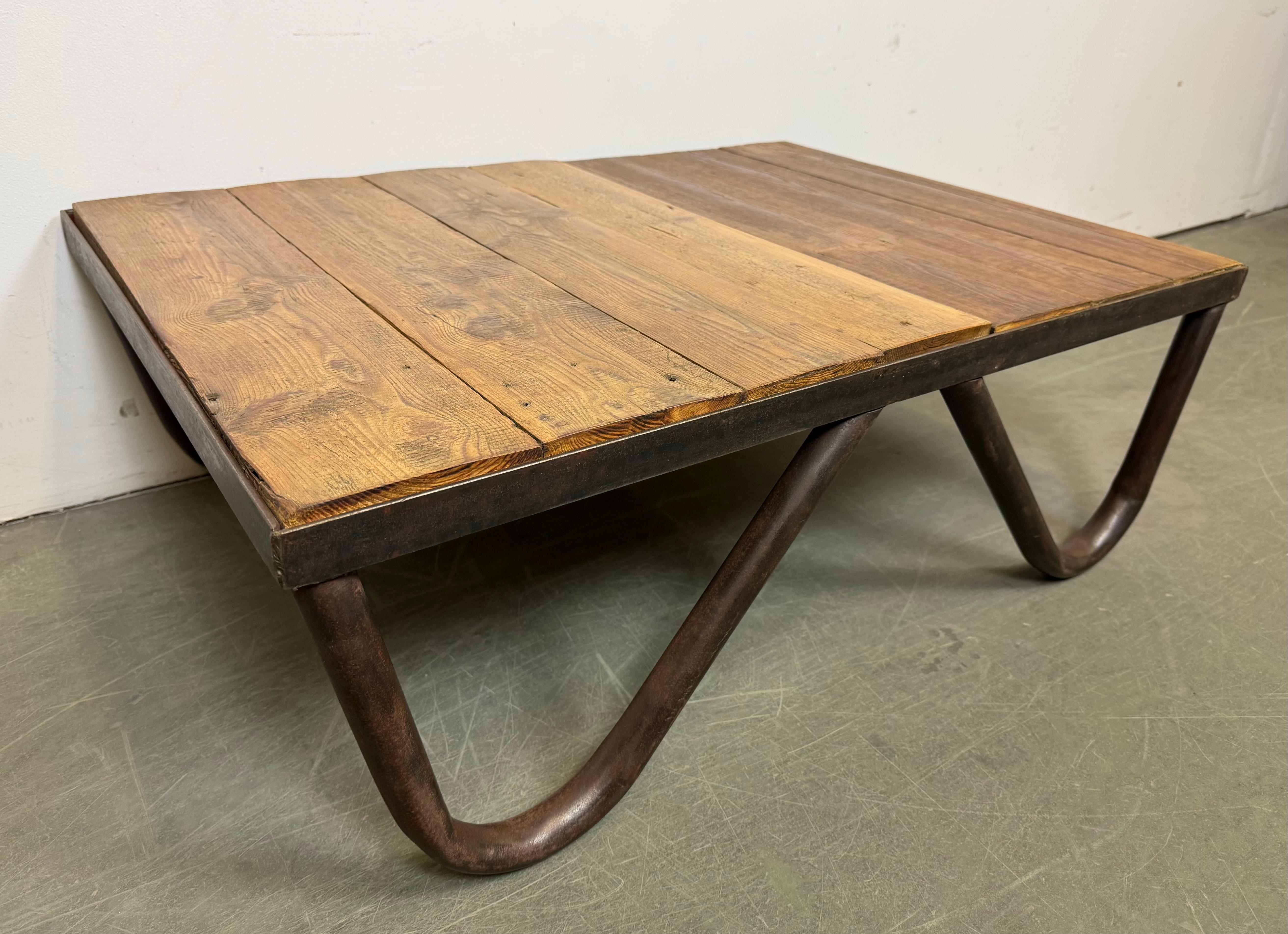 Industrieller Couchtisch, 1960er Jahre (20. Jahrhundert) im Angebot