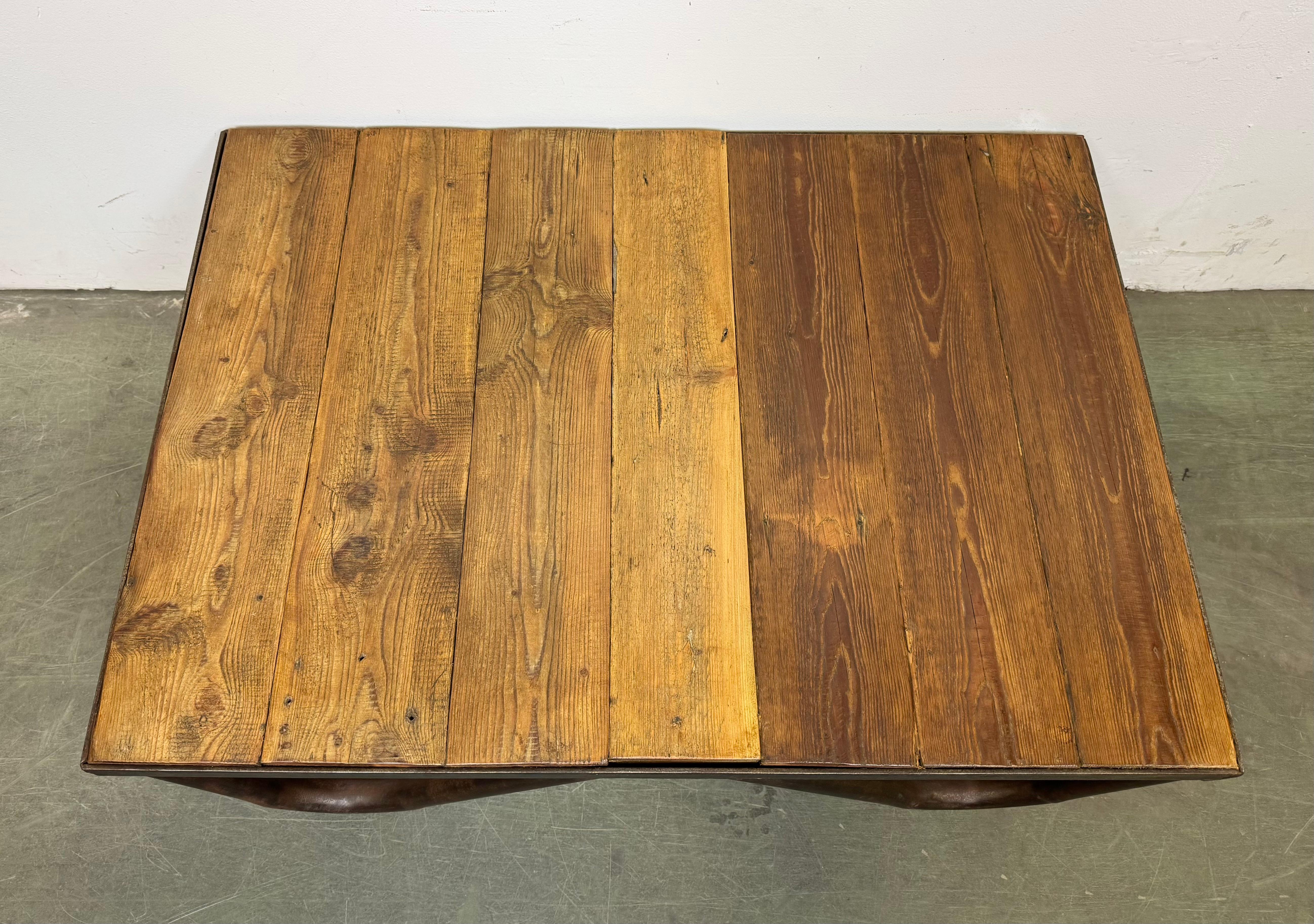 Industrieller Couchtisch, 1960er Jahre (Eisen) im Angebot
