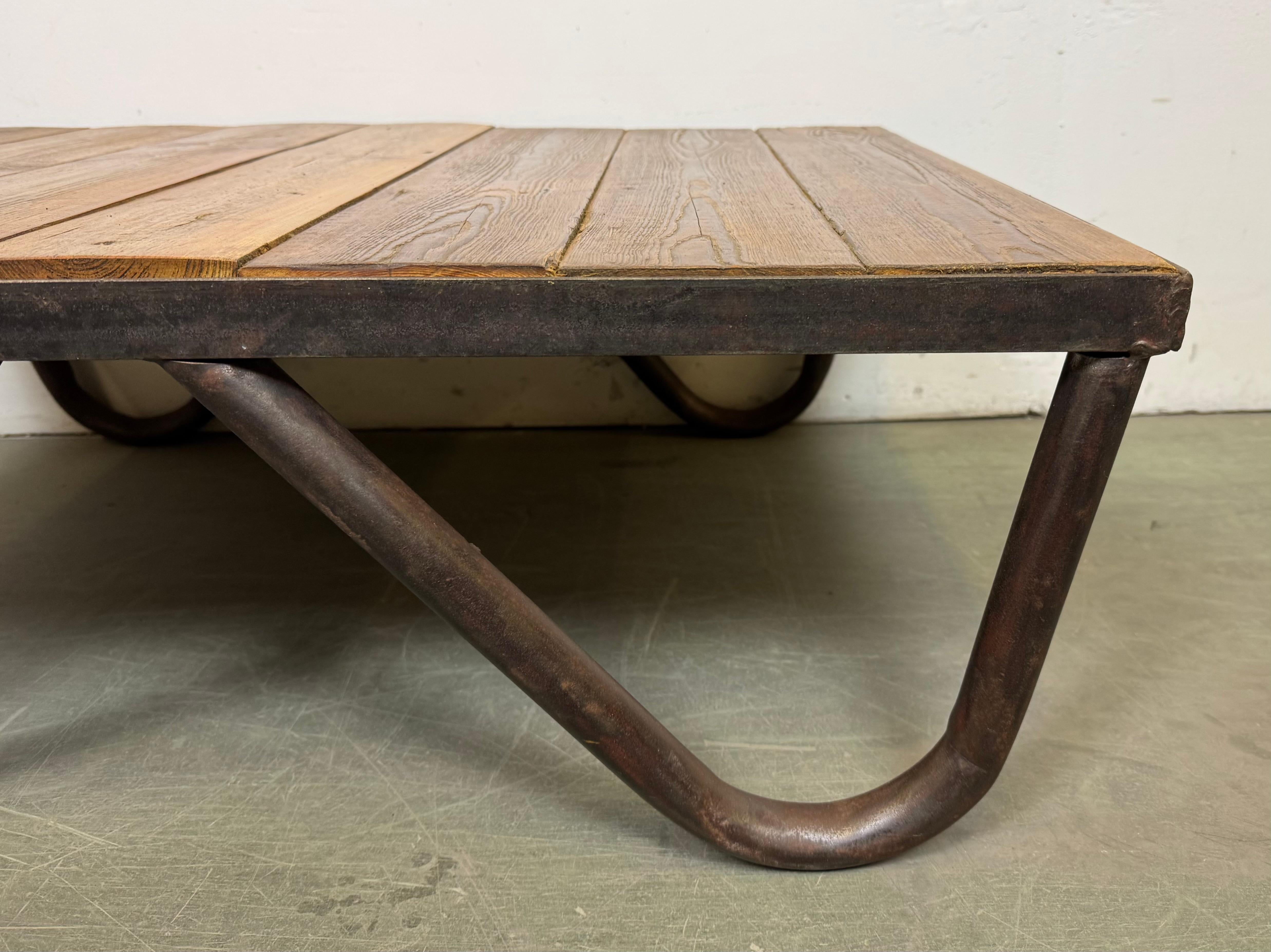 Industrieller Couchtisch, 1960er Jahre im Angebot 1