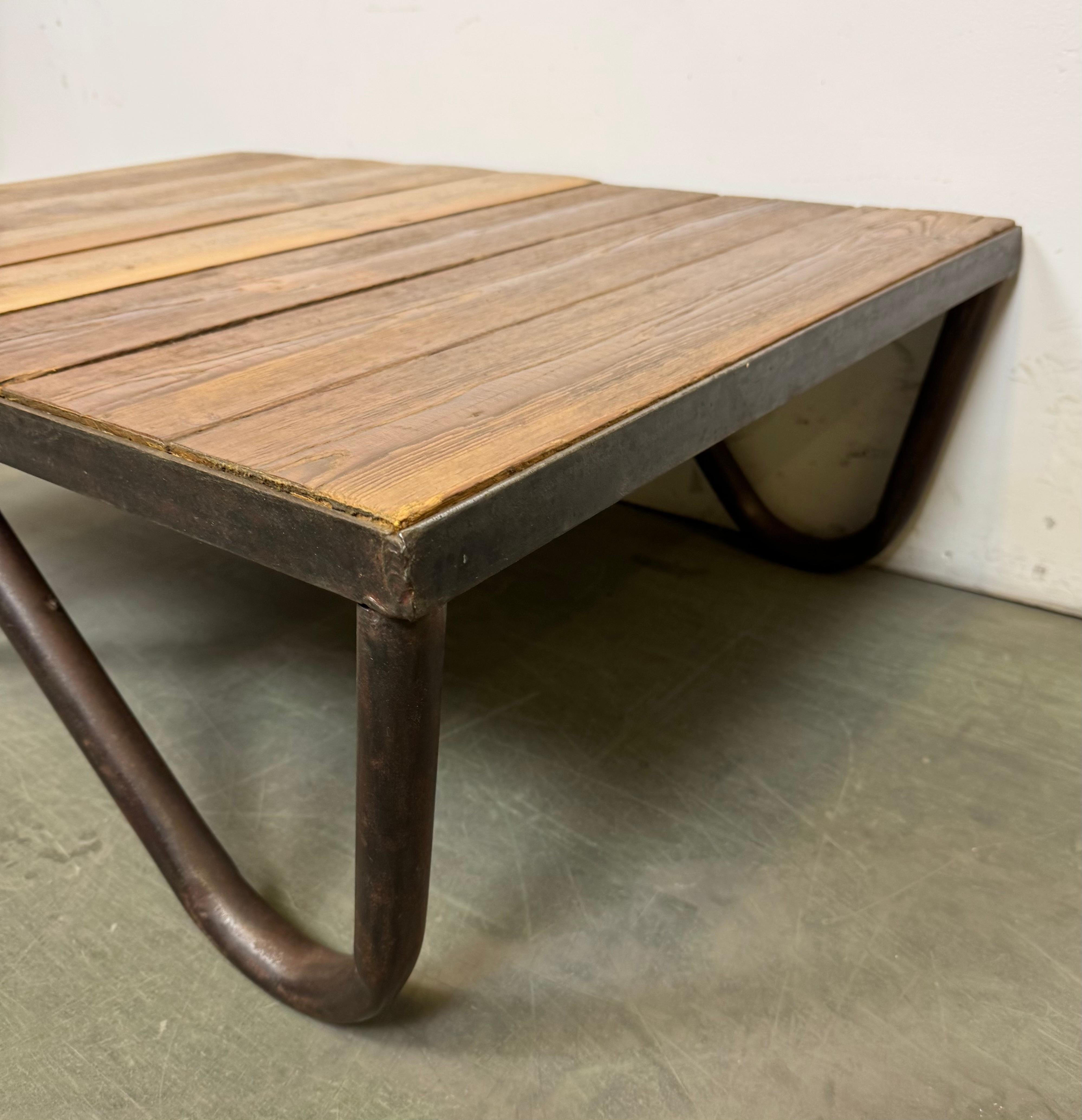 Industrieller Couchtisch, 1960er Jahre im Angebot 2