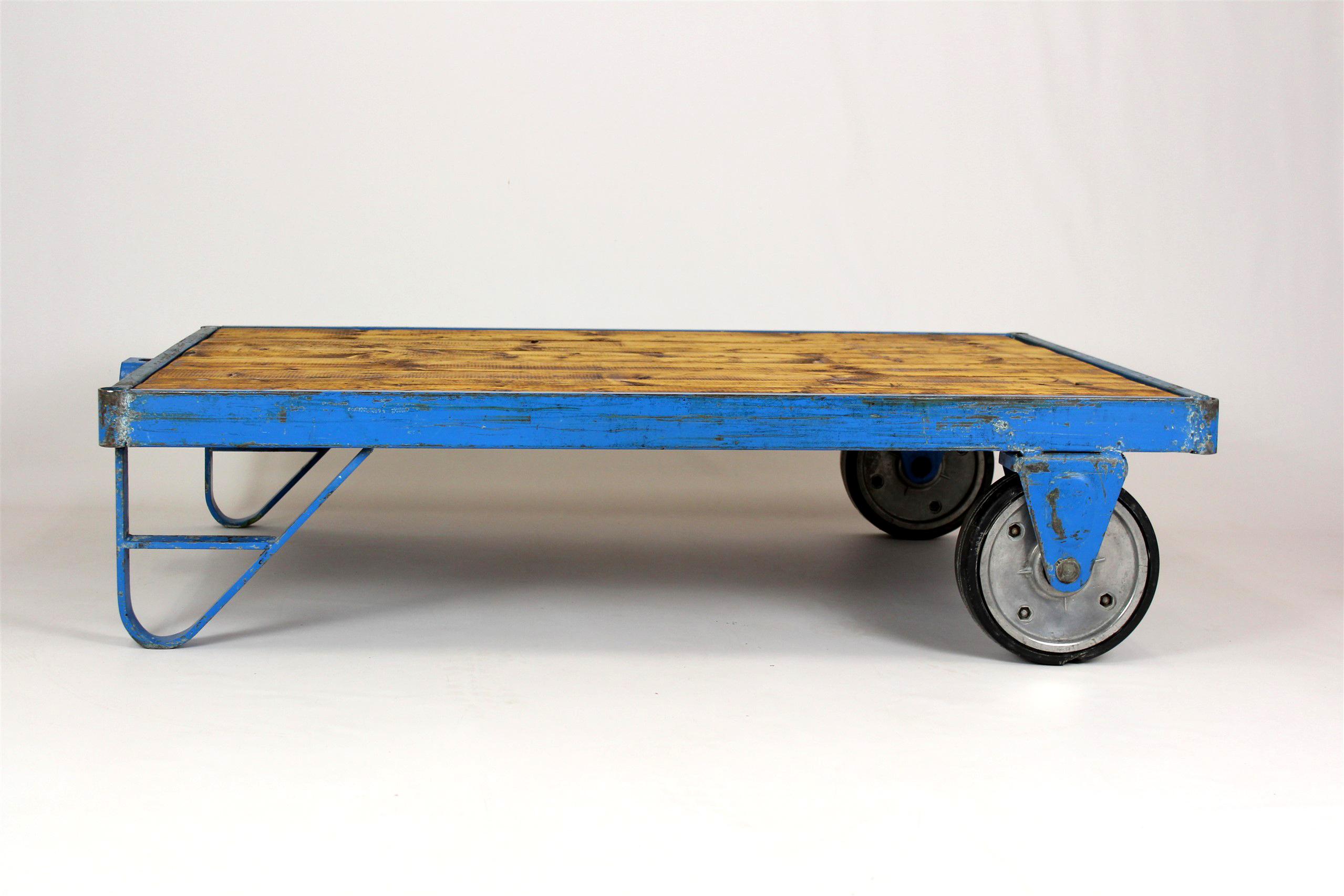 
Ce chariot industriel en palette datant des années 1950/1960 sert aujourd'hui de table basse élégante. La table a été partiellement rénovée - les planches en bois ont été protégées avec de l'huile pour comptoir. La structure métallique a été
