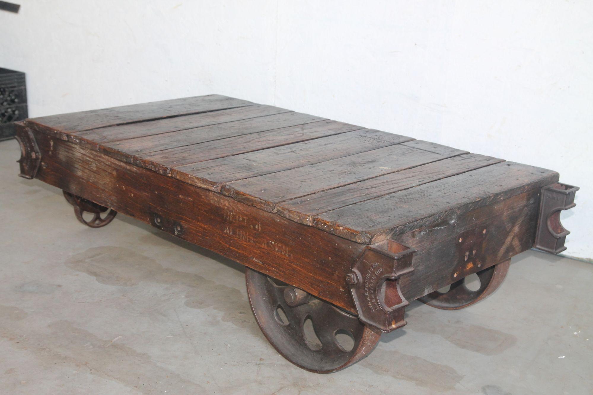 Industriel Chariot de table basse industriel en vente