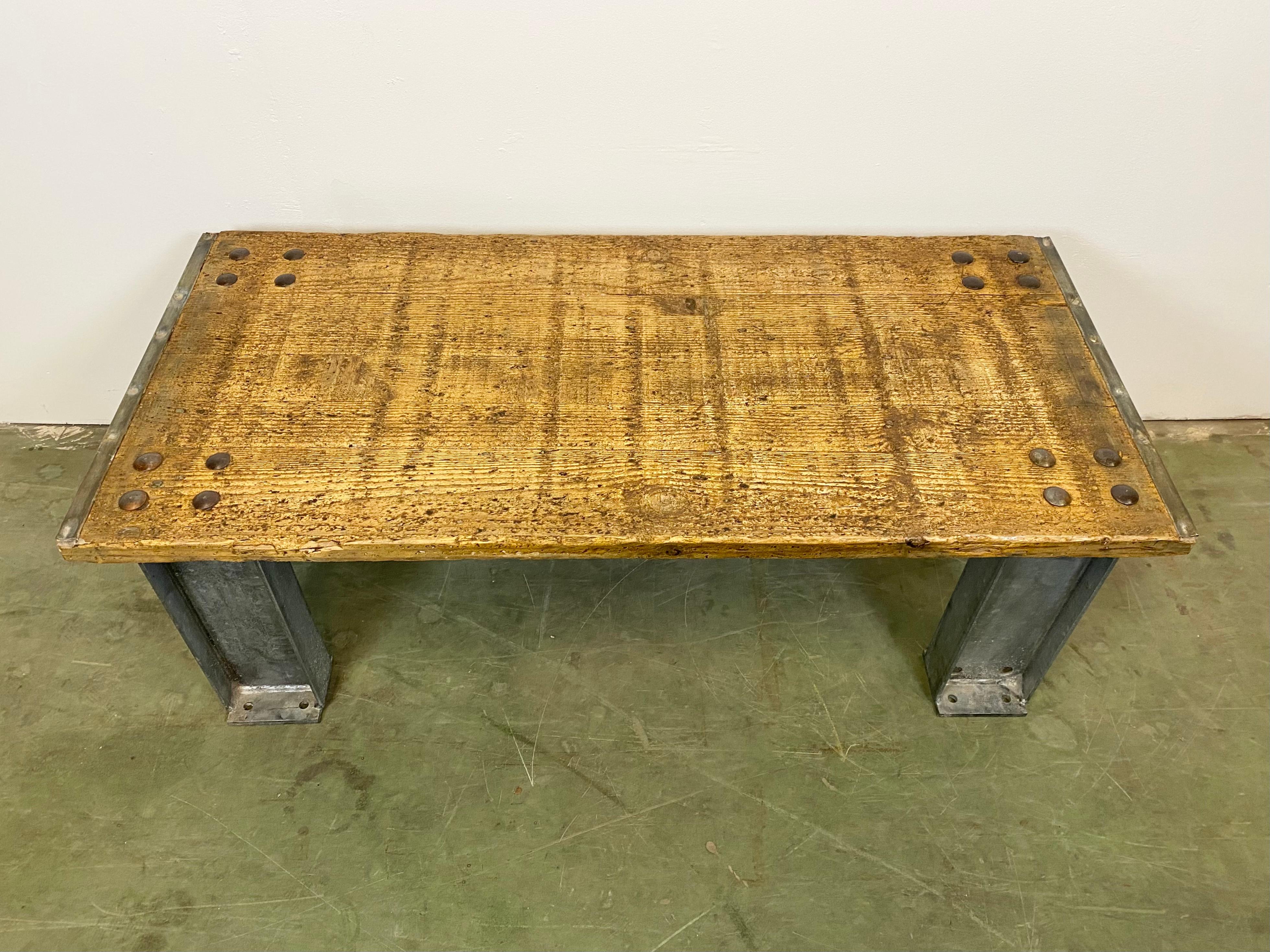 Industrieller Couchtisch. Er hat Eisenbeine und eine alte Holzplatte mit sehr schöner Patina. Gewicht 49 kg.