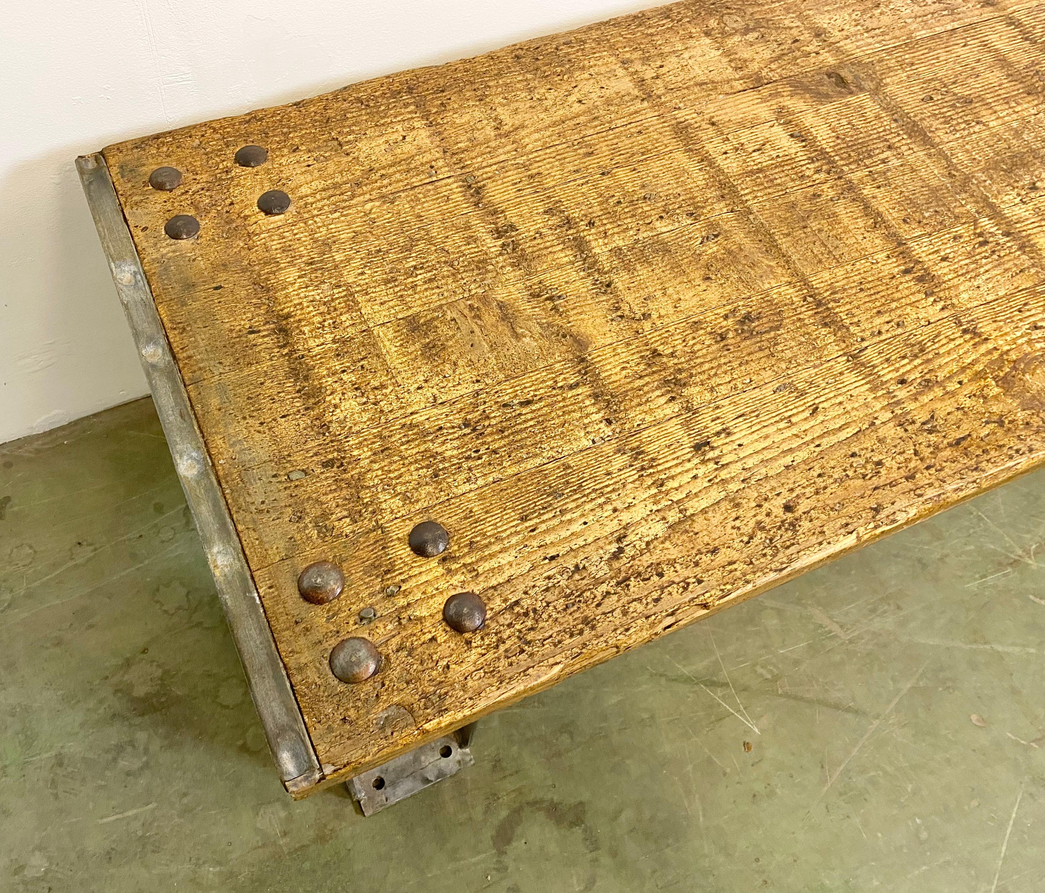 Industrieller Couchtisch aus Industrie im Angebot 1