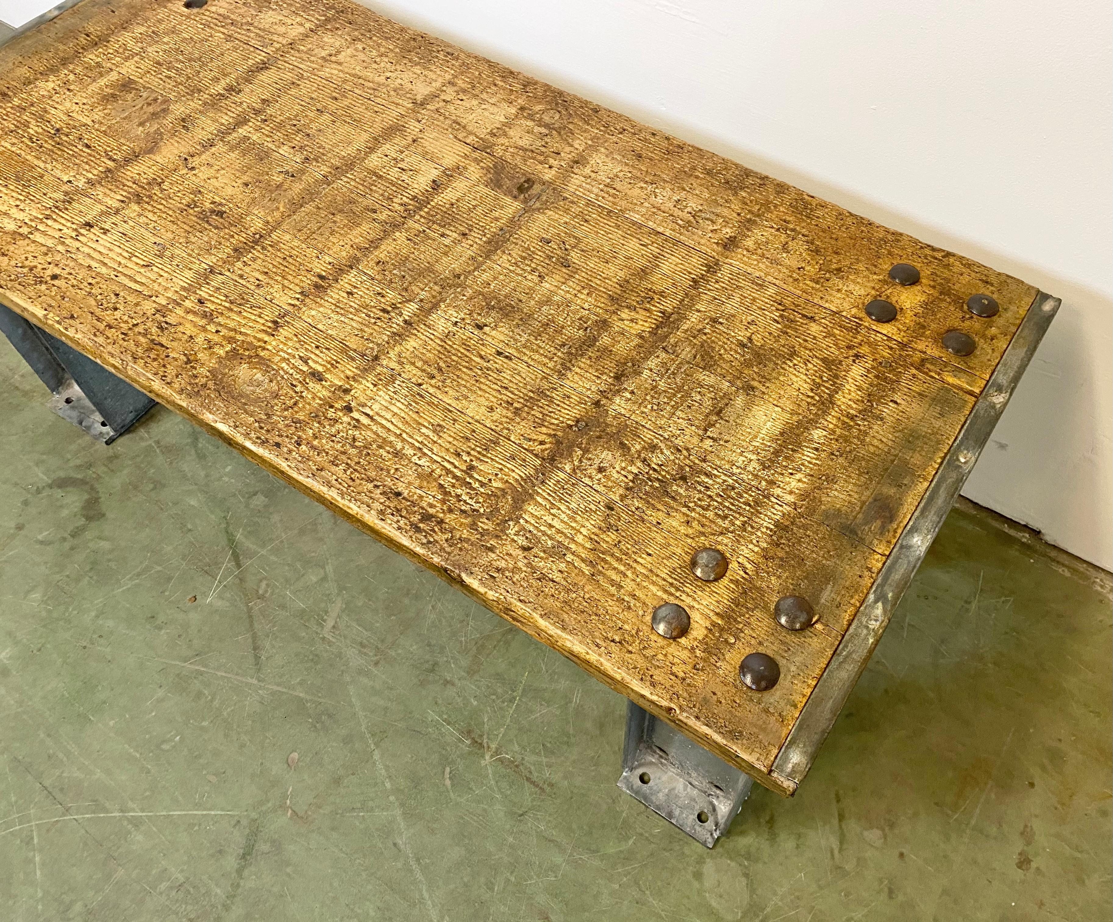 Industrieller Couchtisch aus Industrie im Angebot 2