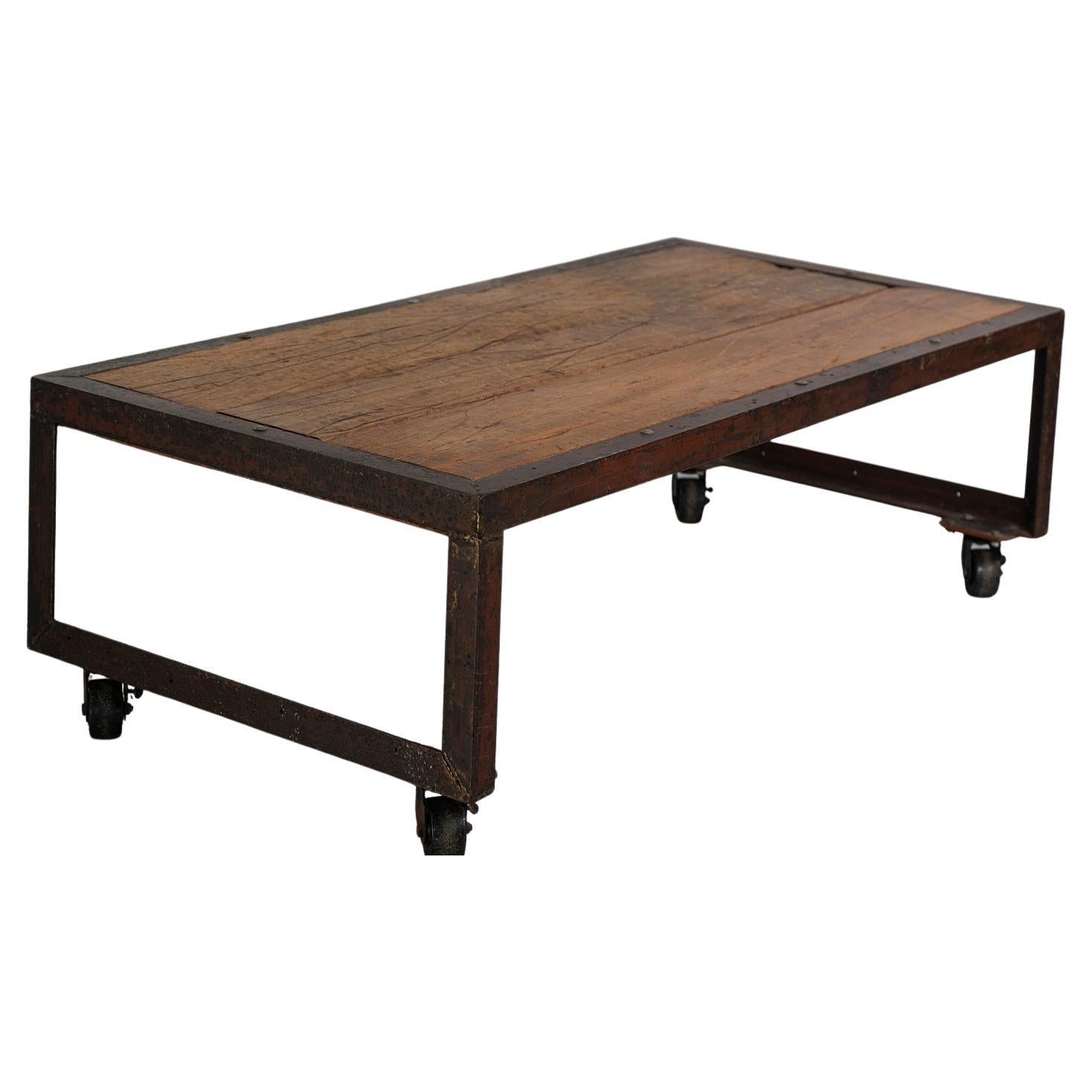 Table basse industrielle en bois de peroba récupéré et en fer - Pièce unique en vente