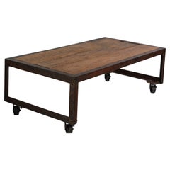 Table basse industrielle en bois de peroba récupéré et en fer - Pièce unique