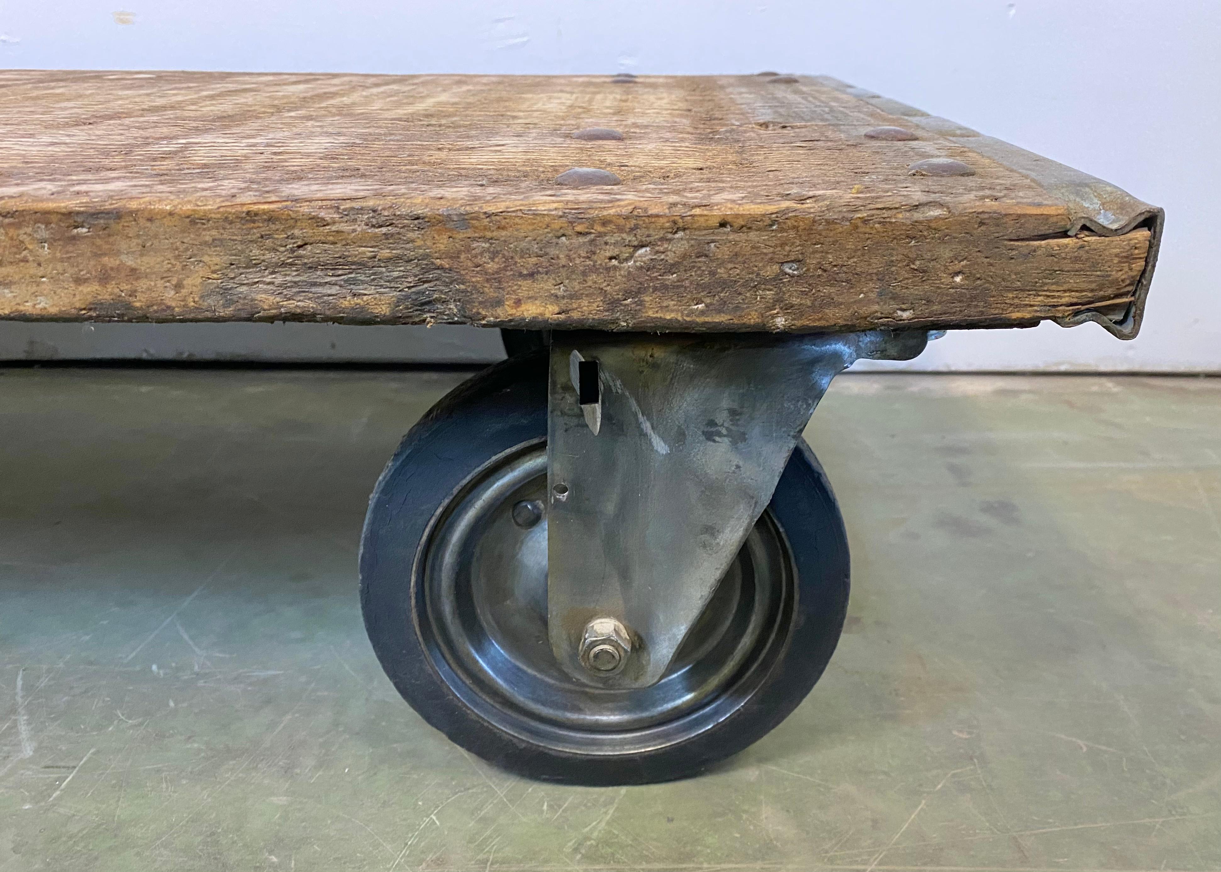 Table Basse Industrielle sur Roues Bon état - En vente à Kojetice, CZ