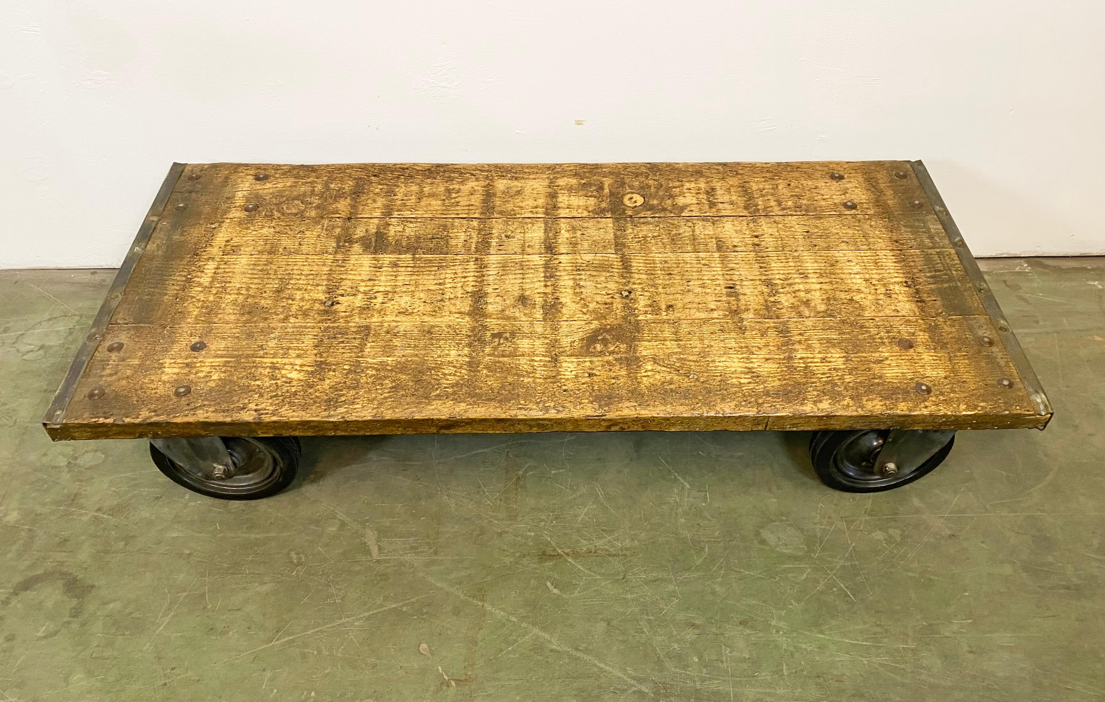 Industrial Coffee Table on Wheels In Good Condition For Sale In Kojetice, CZ