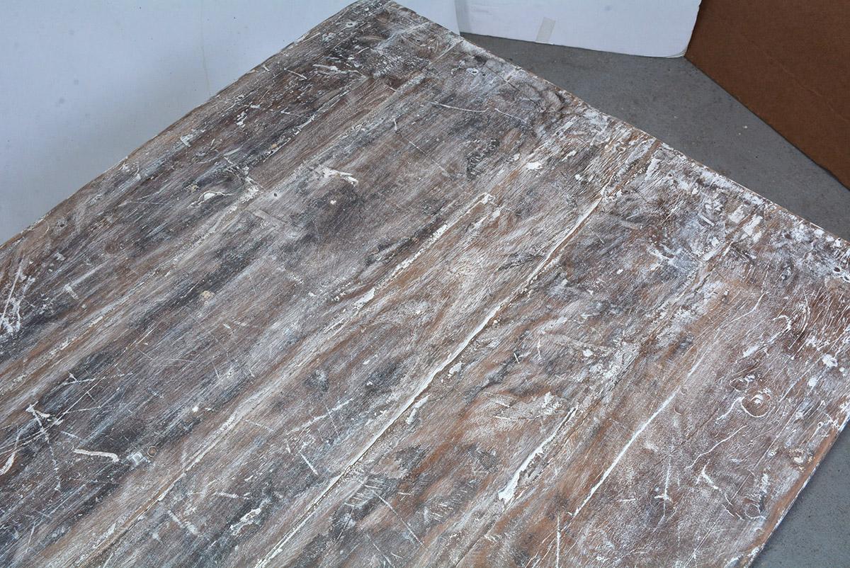 Mesa baja industrial con tablero de madera y base de metal Hierro en venta