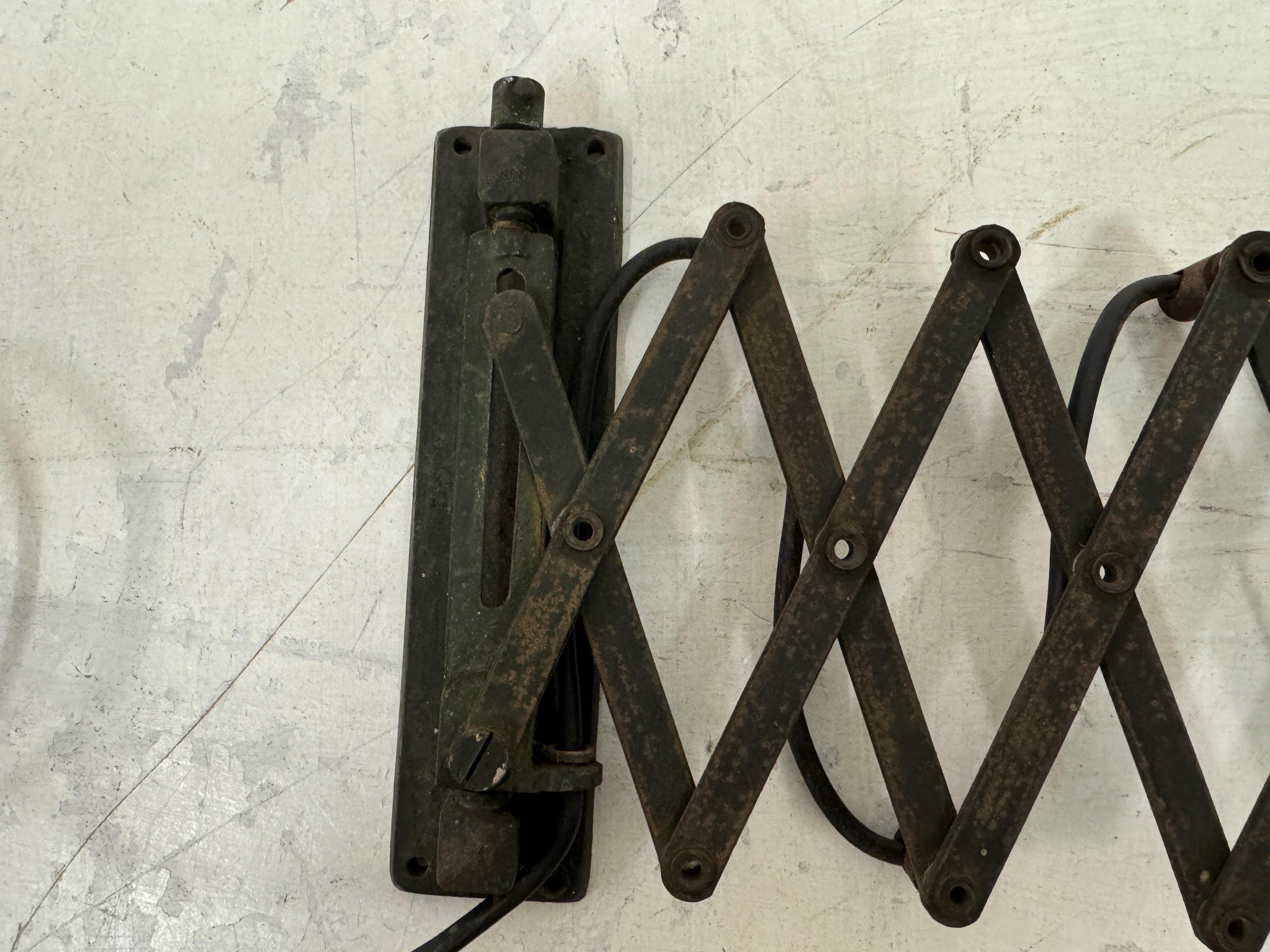 Ferro Lampada industriale da officina a fisarmonica, metà del XX secolo in vendita