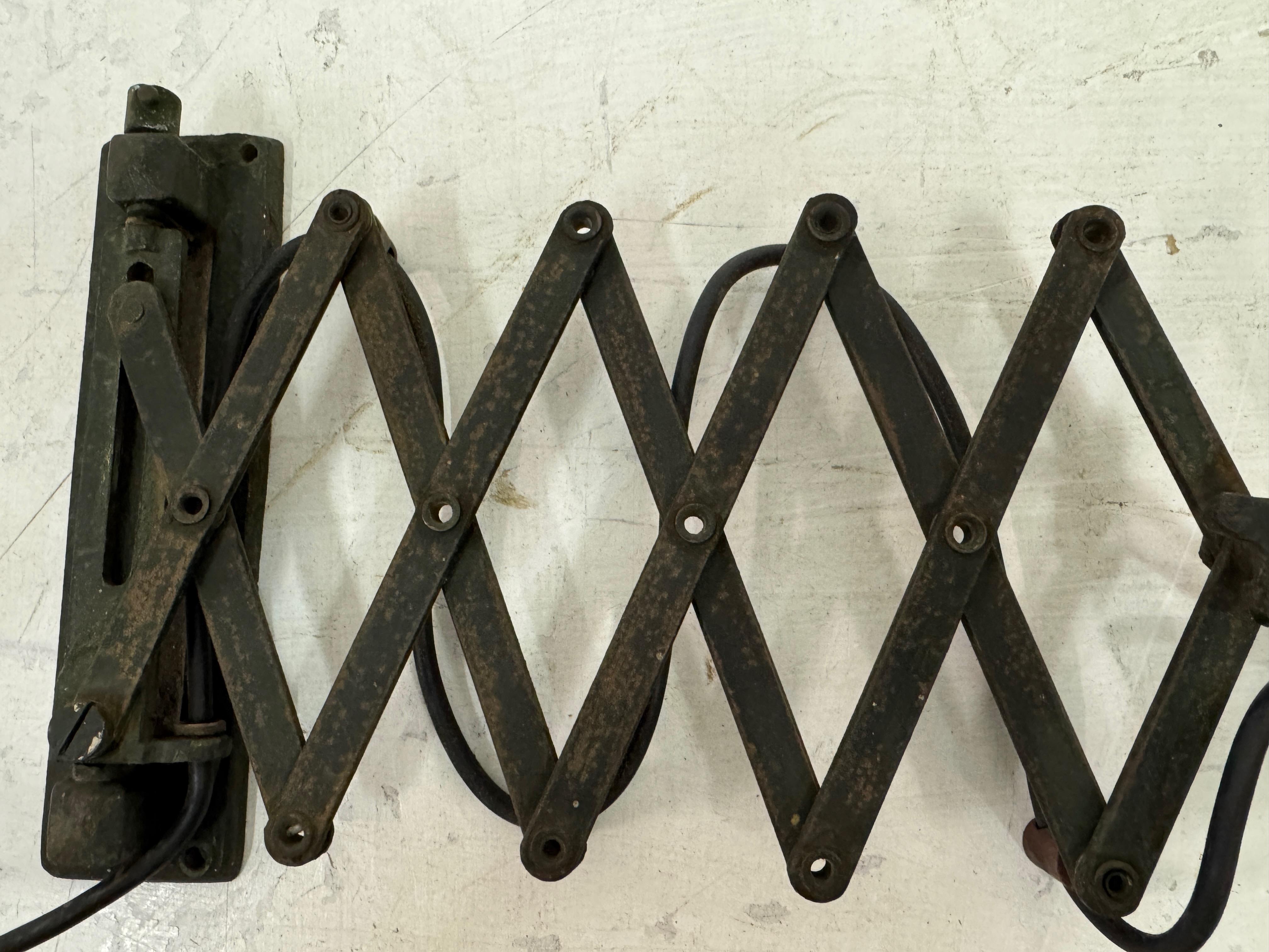 Lampada industriale da officina a fisarmonica, metà del XX secolo in vendita 1
