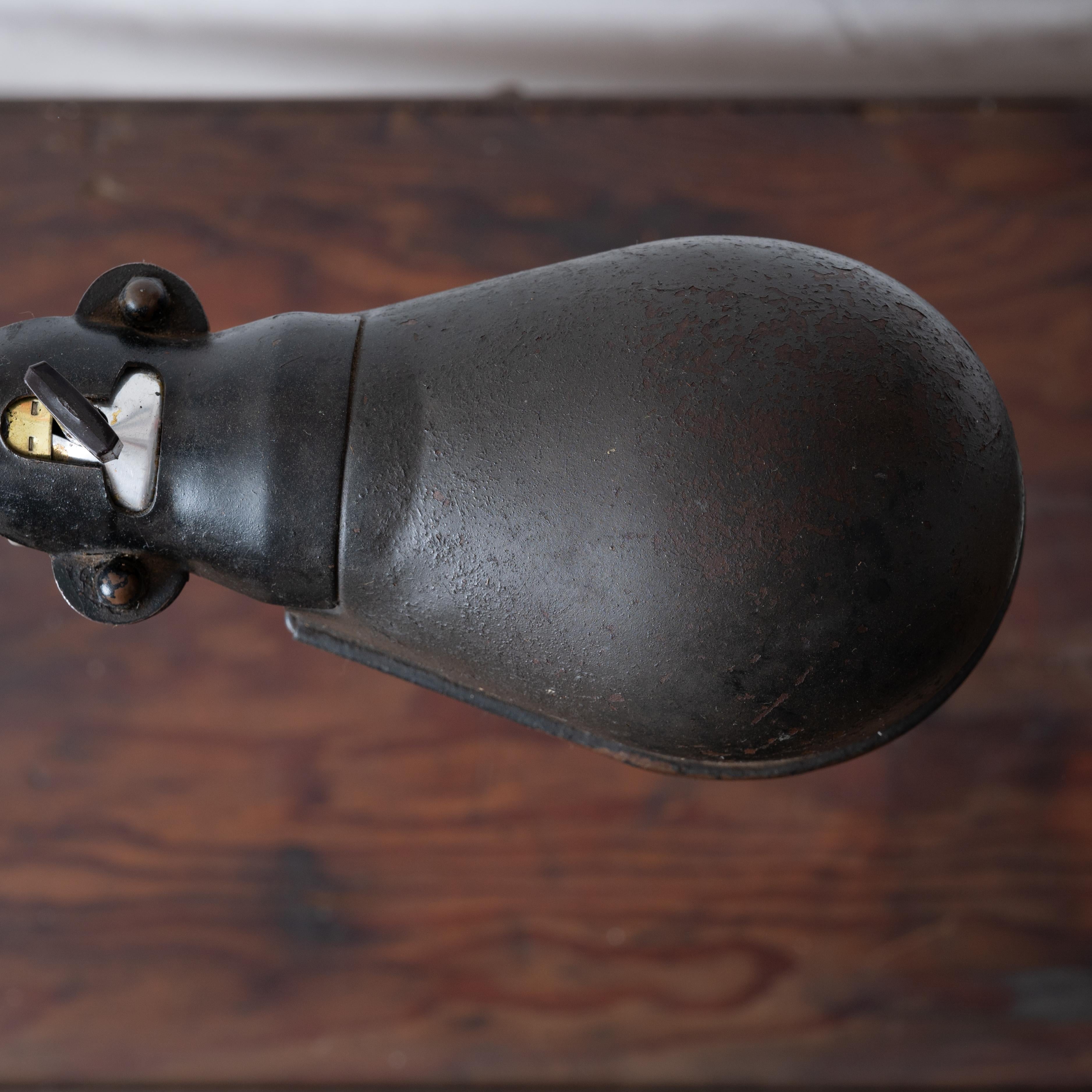 Industrieller Konsolentisch mit Lampe, ca. 1930er Jahre im Angebot 5