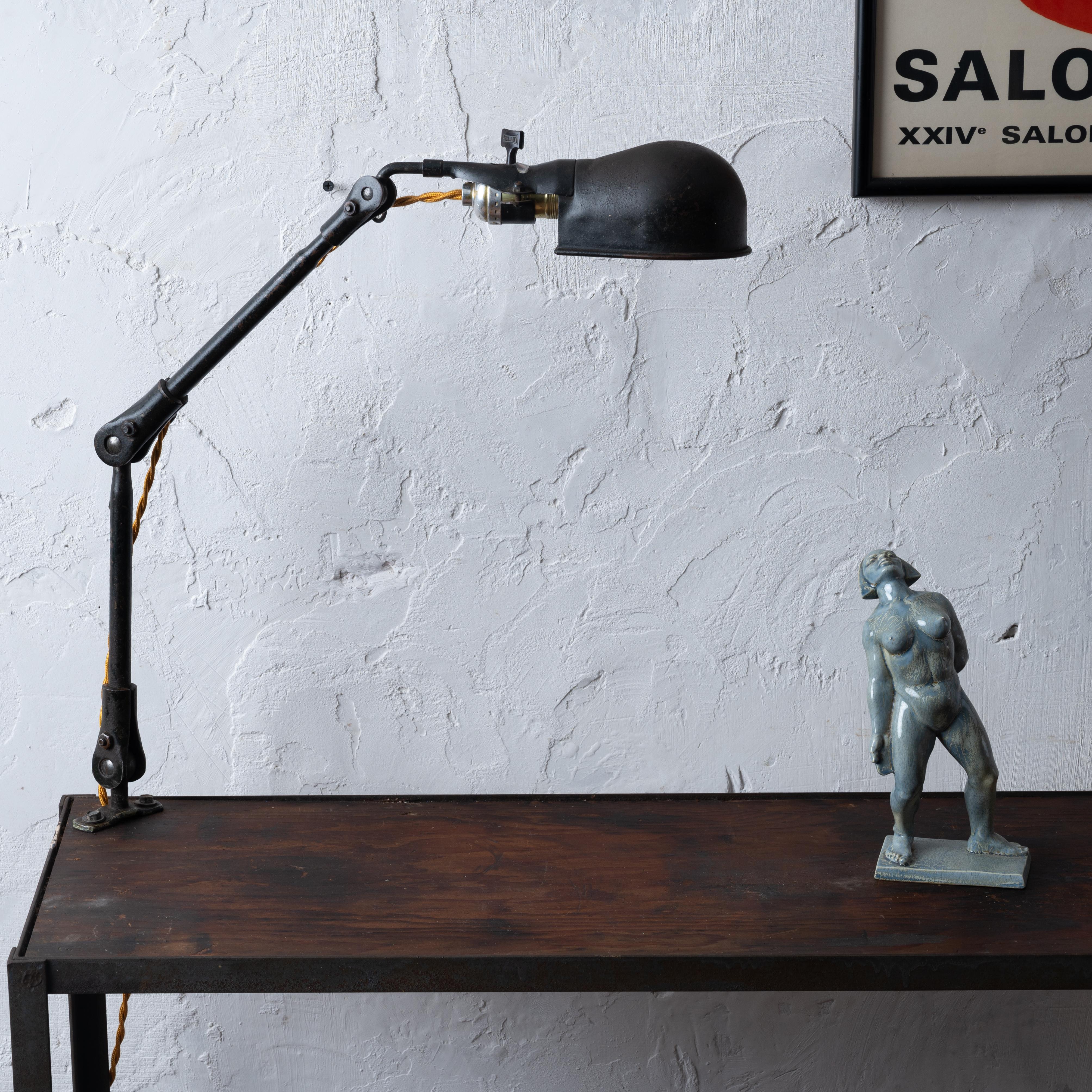 Industrieller Konsolentisch mit Lampe, ca. 1930er Jahre (Metall) im Angebot