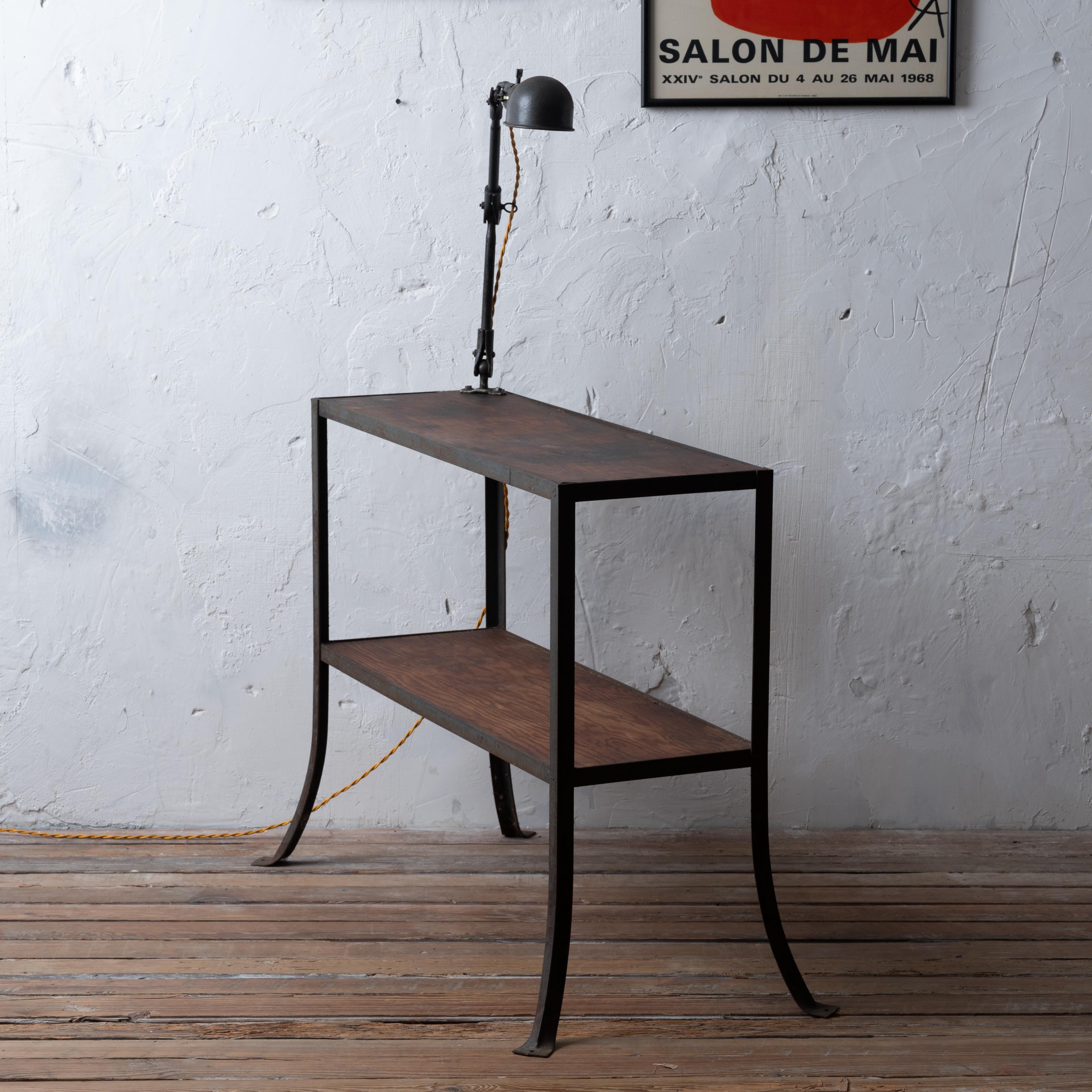 Industrieller Konsolentisch mit Lampe, ca. 1930er Jahre im Angebot 1