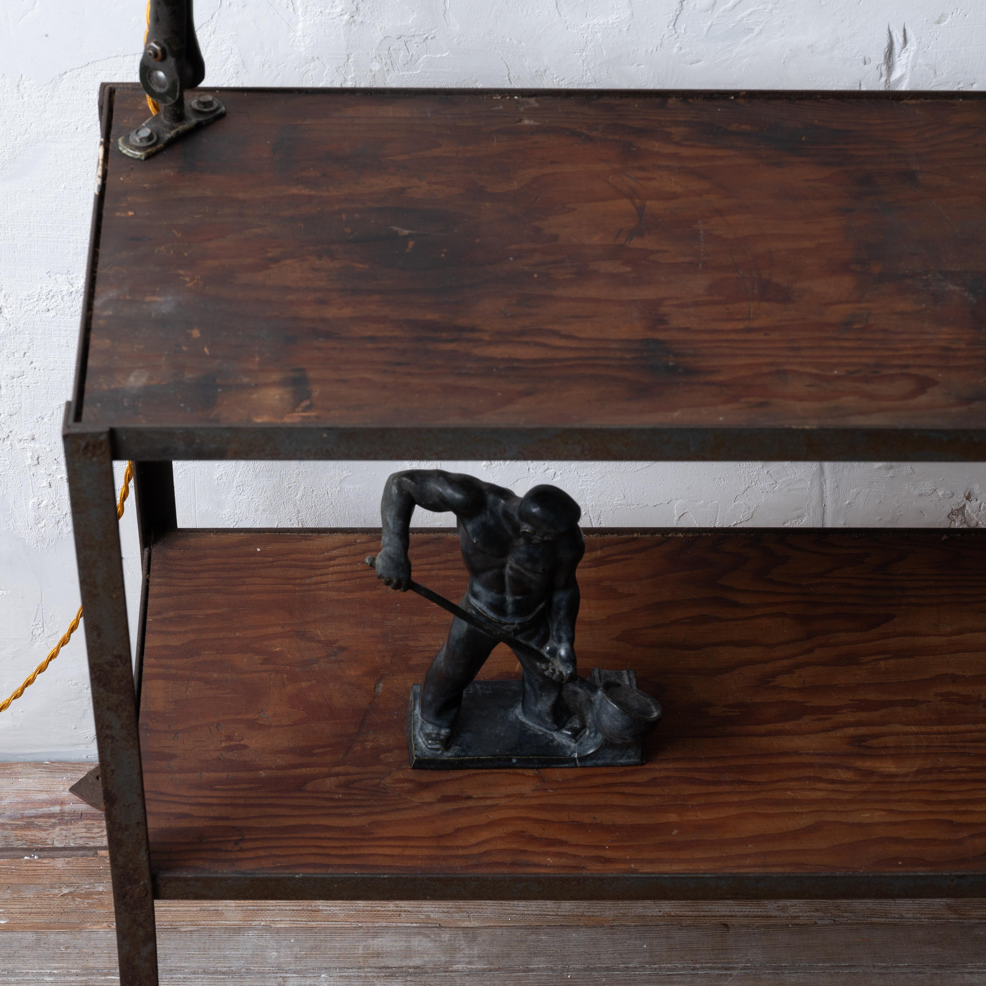 Industrieller Konsolentisch mit Lampe, ca. 1930er Jahre im Angebot 3