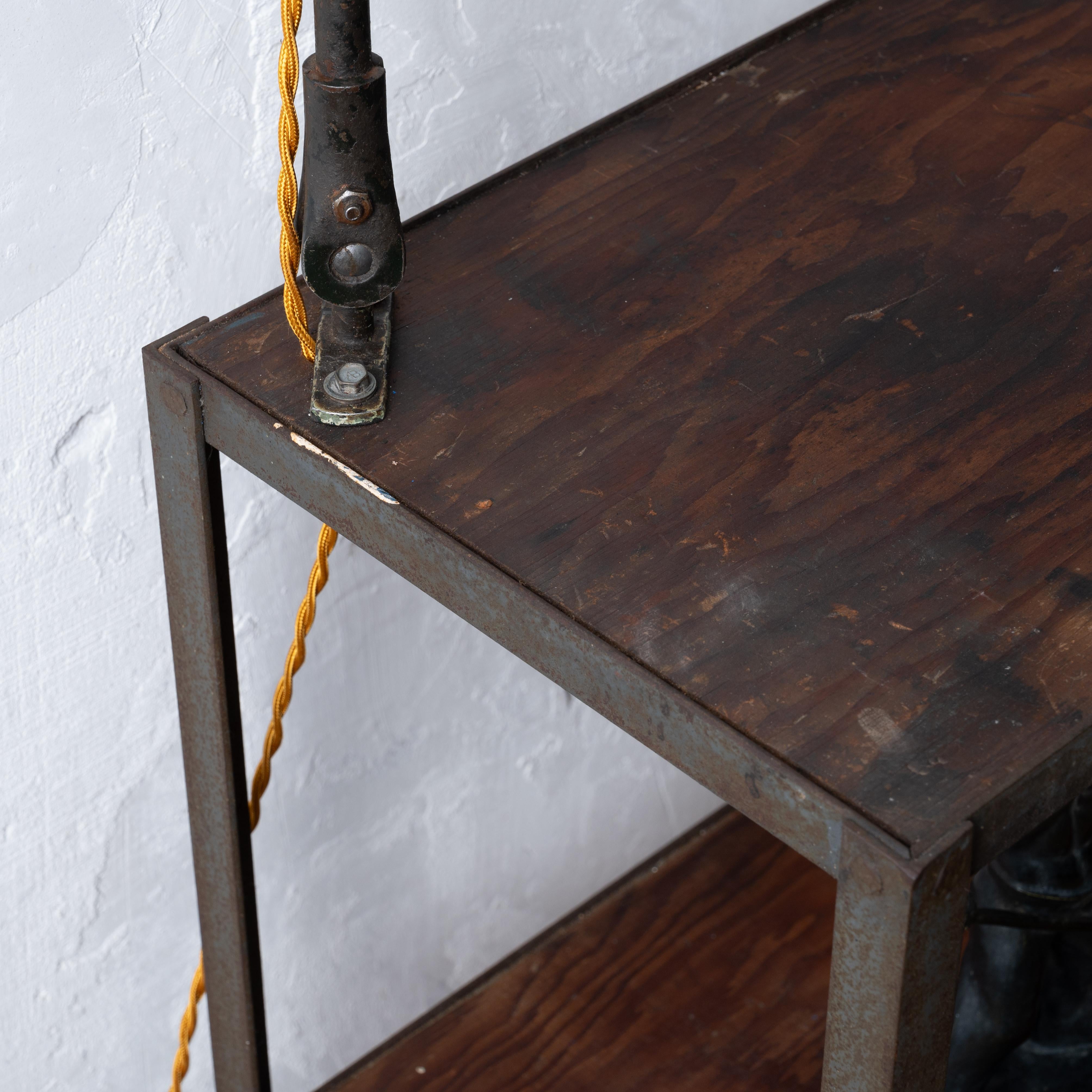 Industrieller Konsolentisch mit Lampe, ca. 1930er Jahre im Angebot 4