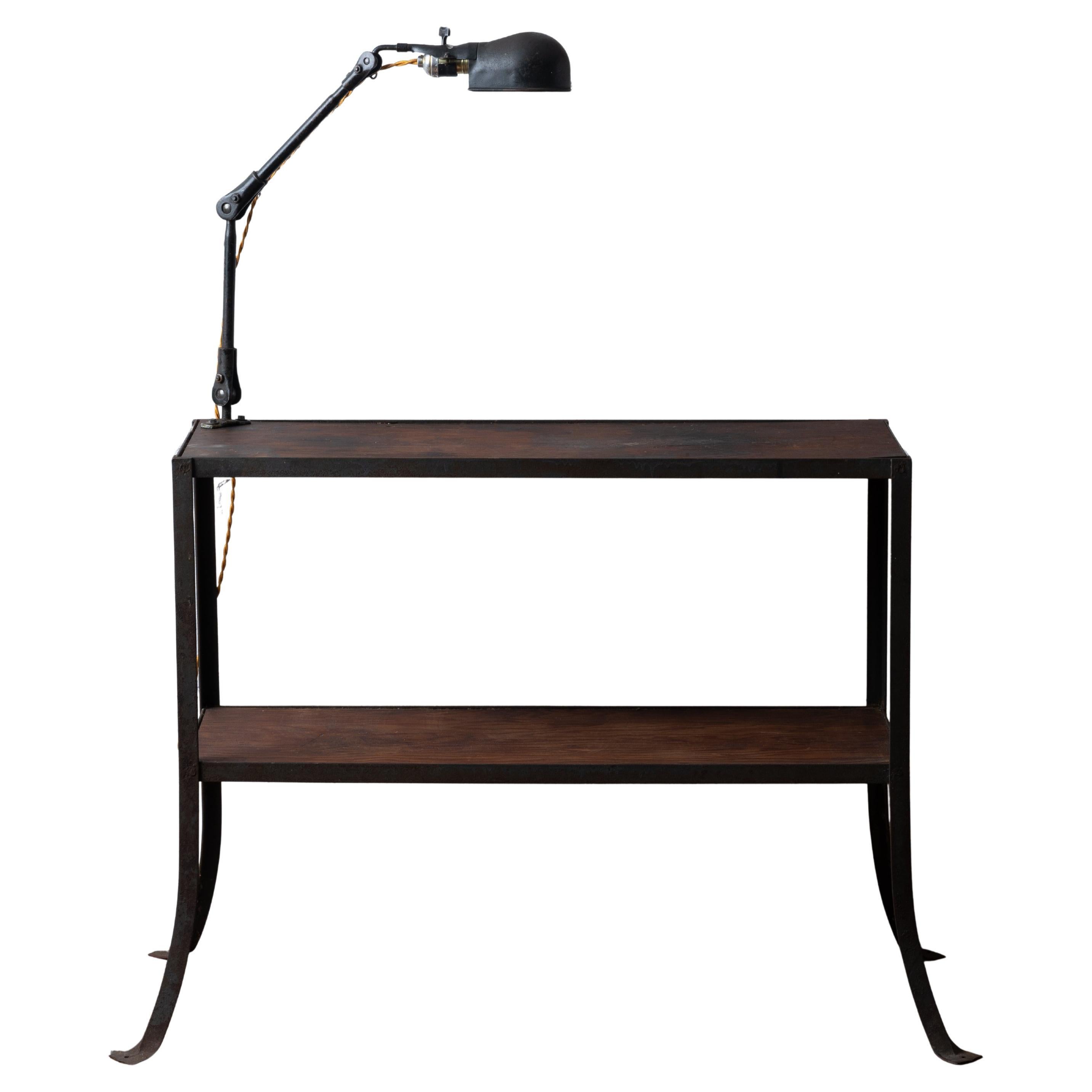 Industrieller Konsolentisch mit Lampe, ca. 1930er Jahre im Angebot