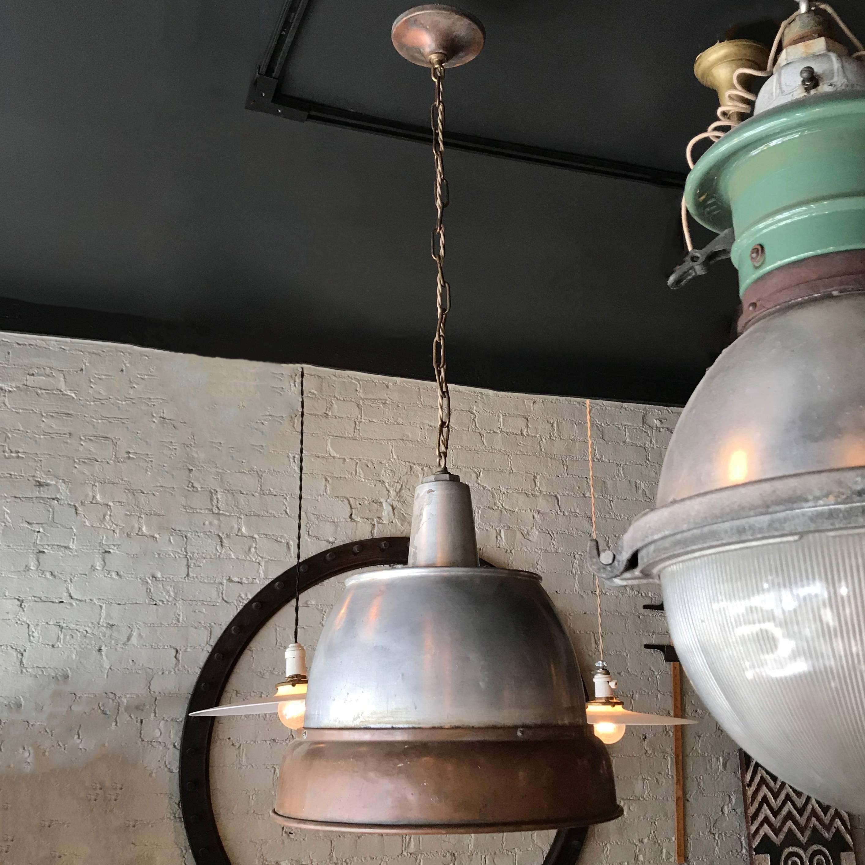 Lampe à suspension industrielle Macbeth en cuivre et aluminium Bon état - En vente à Brooklyn, NY