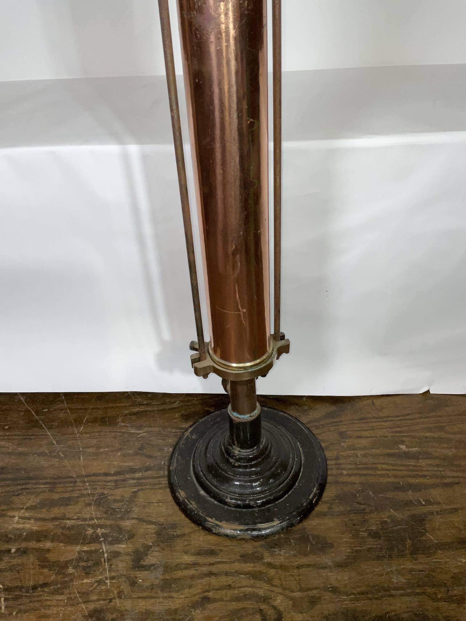 Tube industriel en cuivre massif pour navire ou usine avec verre transparent. Monté sur une base ronde d'aspect original. Dites-nous ce que c'est ! 62