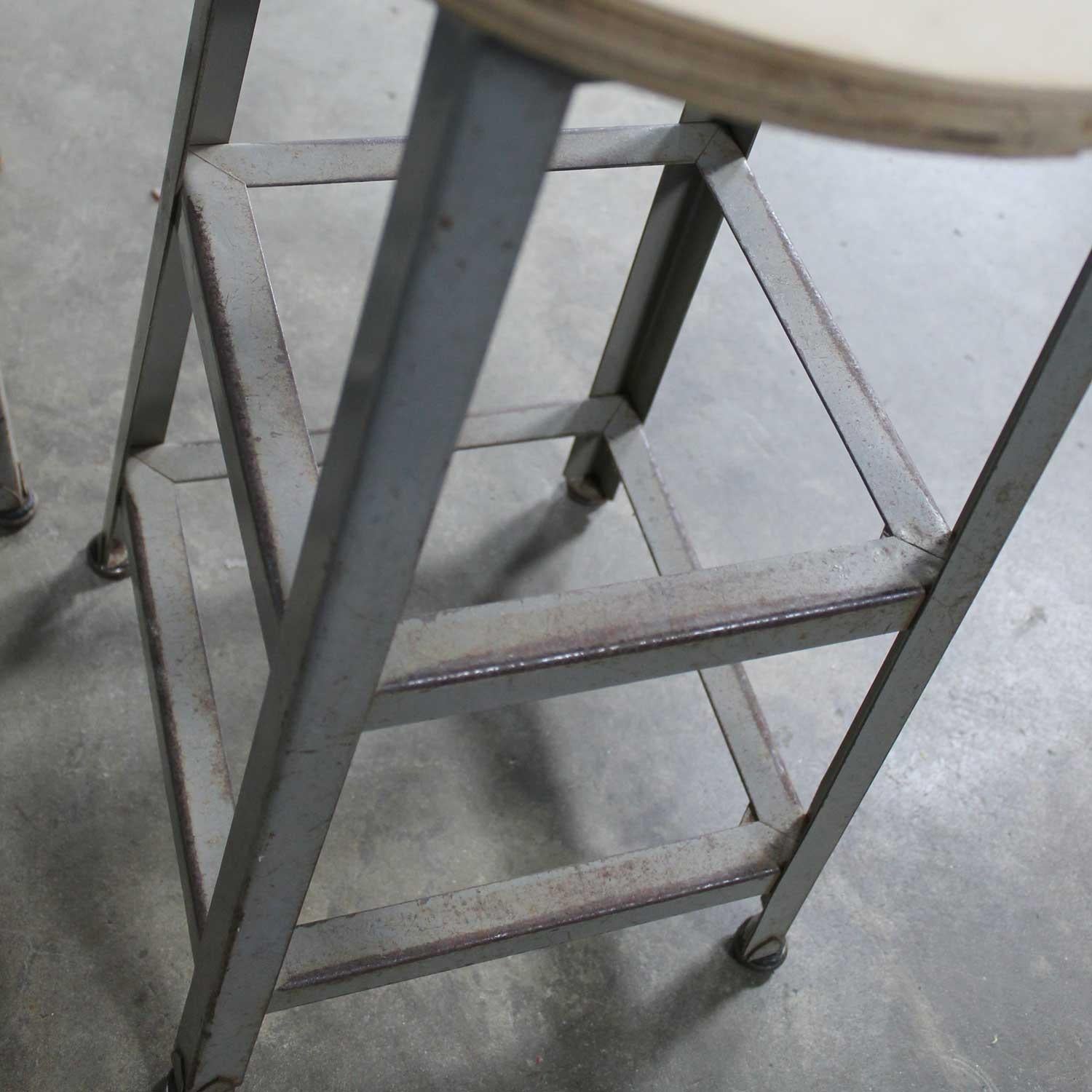 Industrial Counter Height Stools Vintage Patinated Steel Distressed Wood Seats im Zustand „Gut“ in Topeka, KS