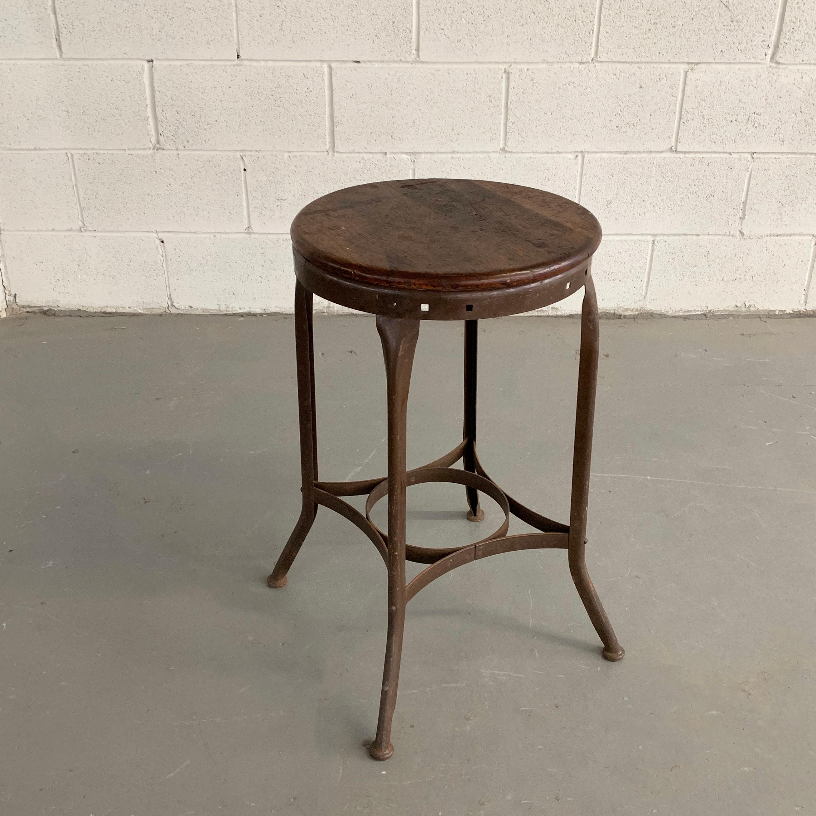 Industrieller Werkstatthocker aus den 1940er Jahren von Toledo Metal Furniture Co. mit einem Stahlrahmen und einem 15-Zoll-Sitz aus Walnussholz. Der Hocker ist auf Thekenhöhe.