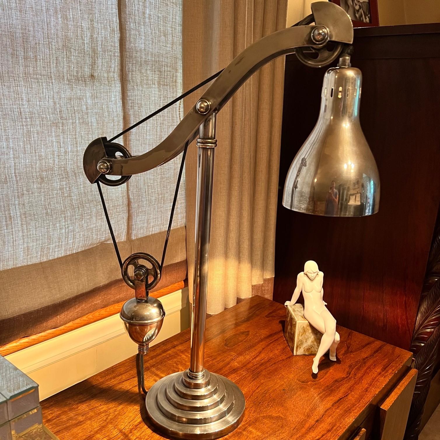 Industriel Lampe de bureau industrielle Pulley en laiton avec finition en argent vieilli en vente