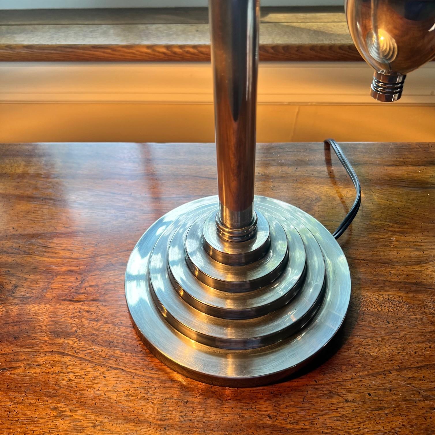 Industrielle Pulley-Schreibtischlampe aus Messing mit antiker Silberoberfläche im Zustand „Gut“ im Angebot in Morristown, NJ
