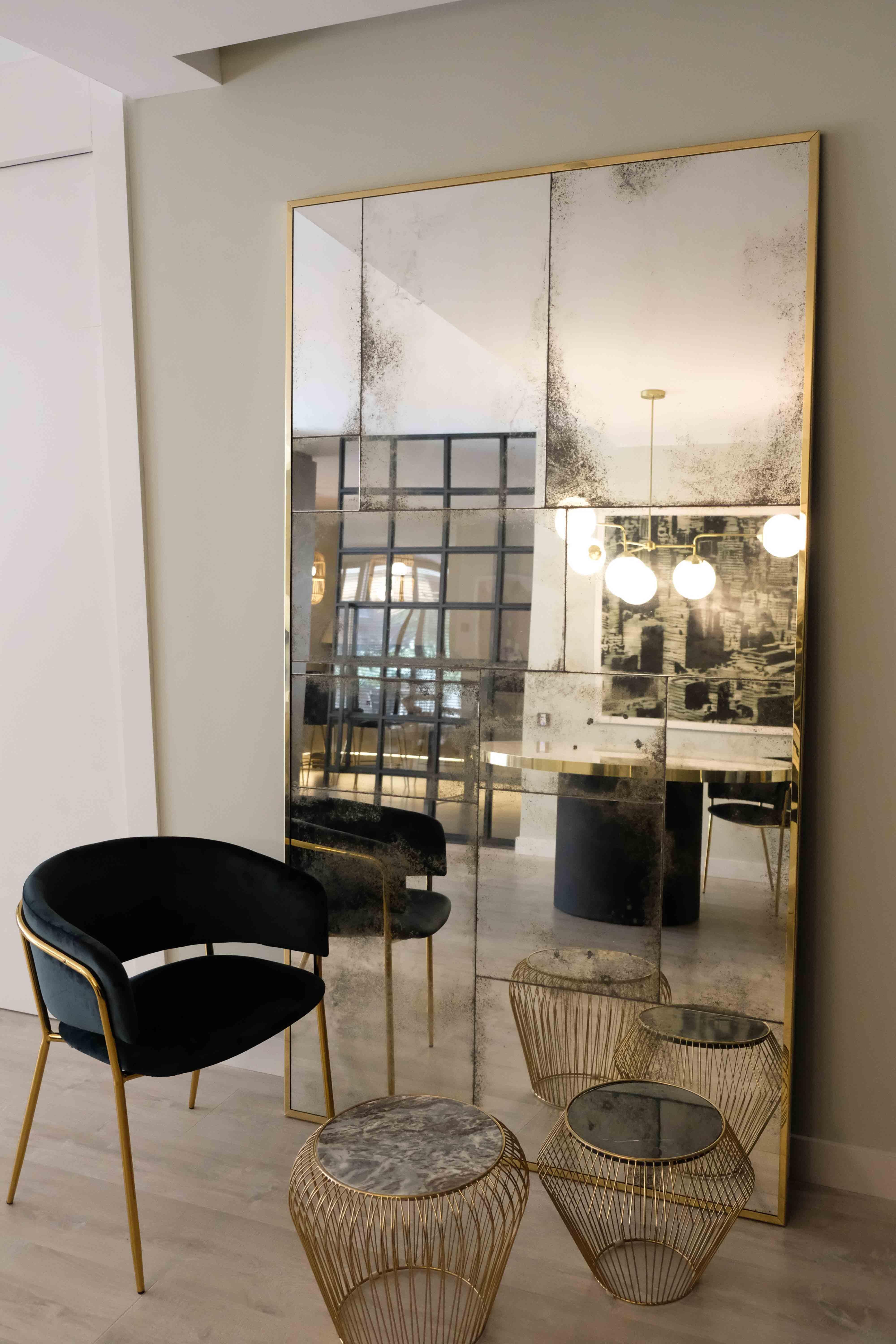Miroir artisanal sur mesure avec cadre en laiton vieilli à la main et finition authentique XL Neuf - En vente à Alcoy, Alicante