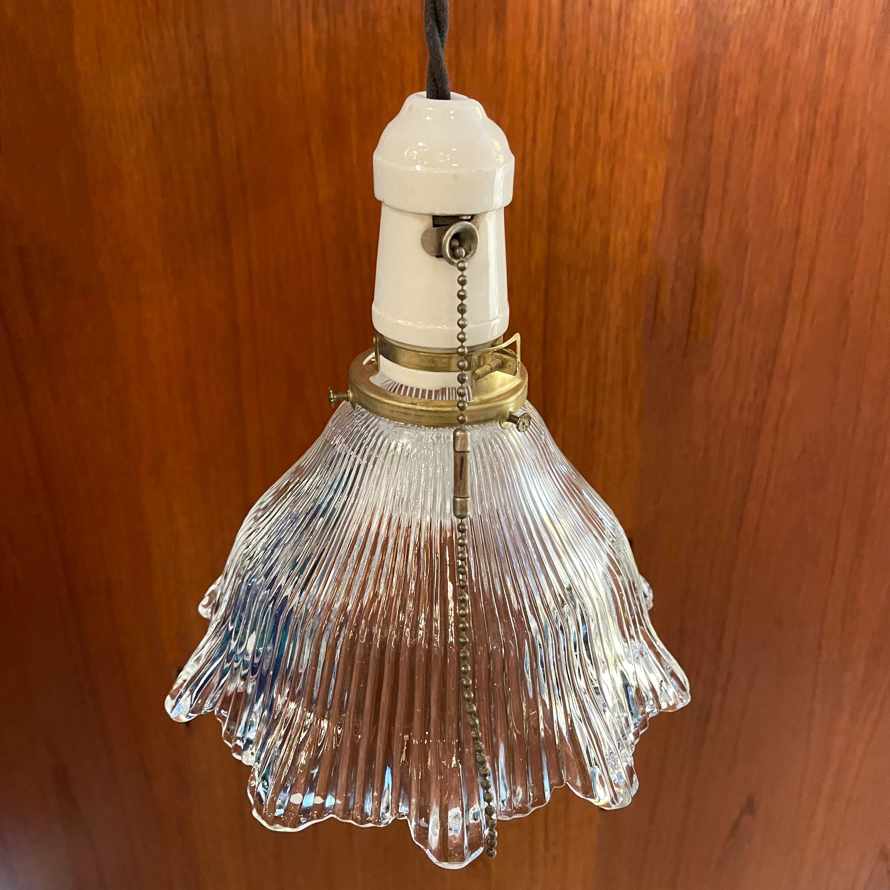 Industriel Lampe à suspension industrielle en verre taillé et porcelaine en vente