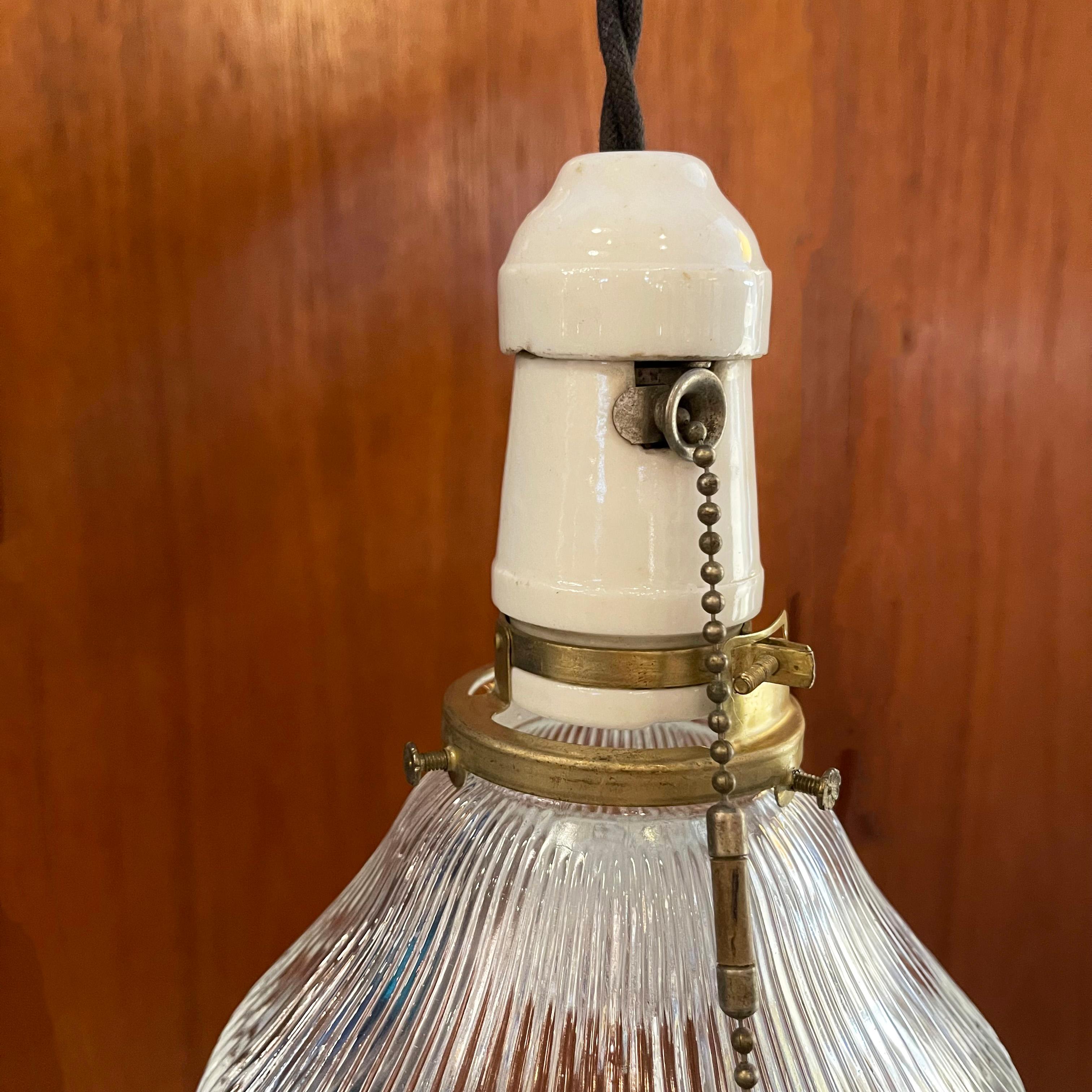 20ième siècle Lampe à suspension industrielle en verre taillé et porcelaine en vente