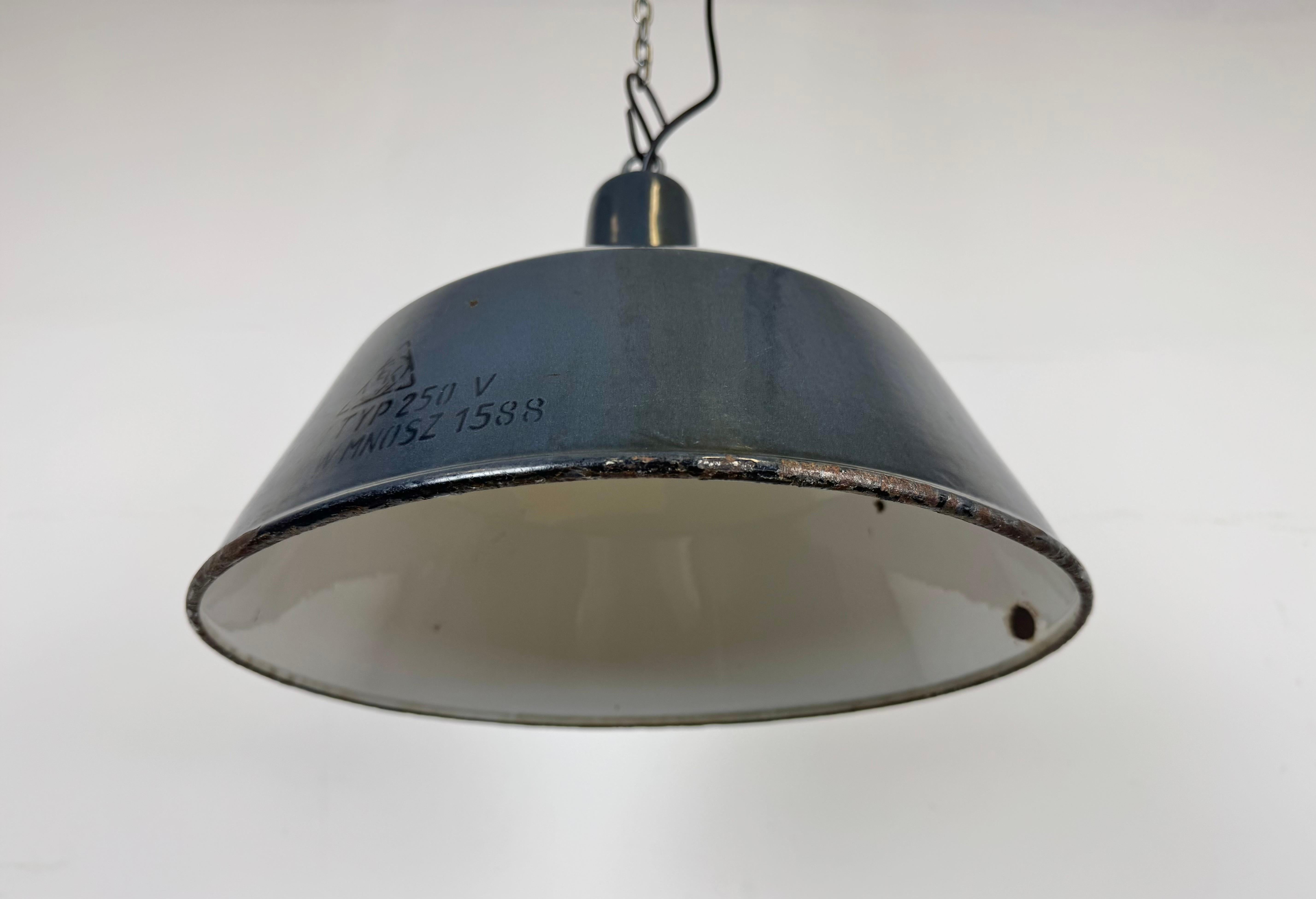 Lampe à suspension industrielle en émail bleu foncé d'EMAX, années 1960 en vente 3
