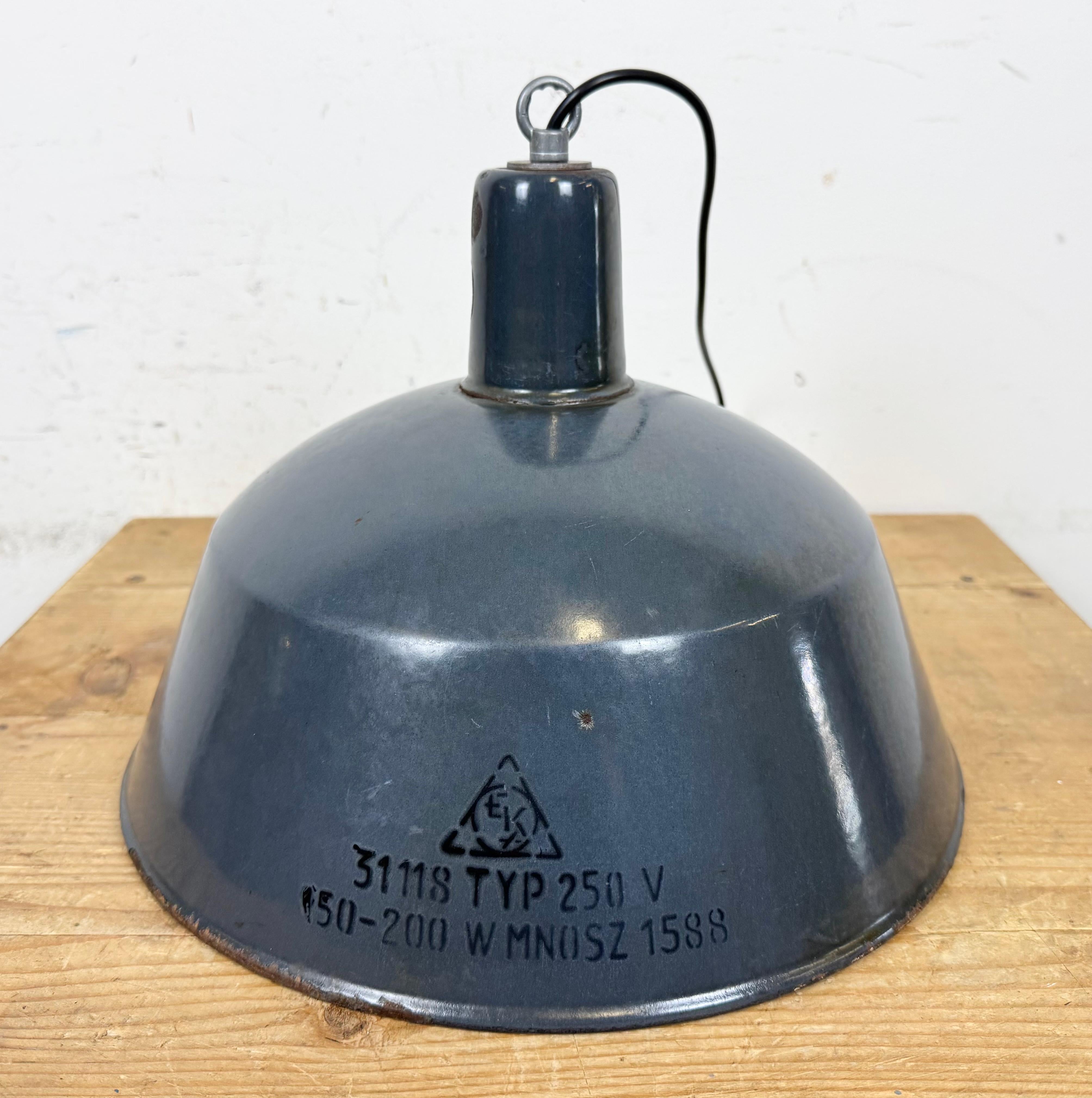 Lampe à suspension industrielle en émail bleu foncé d'EMAX, années 1960 en vente 5