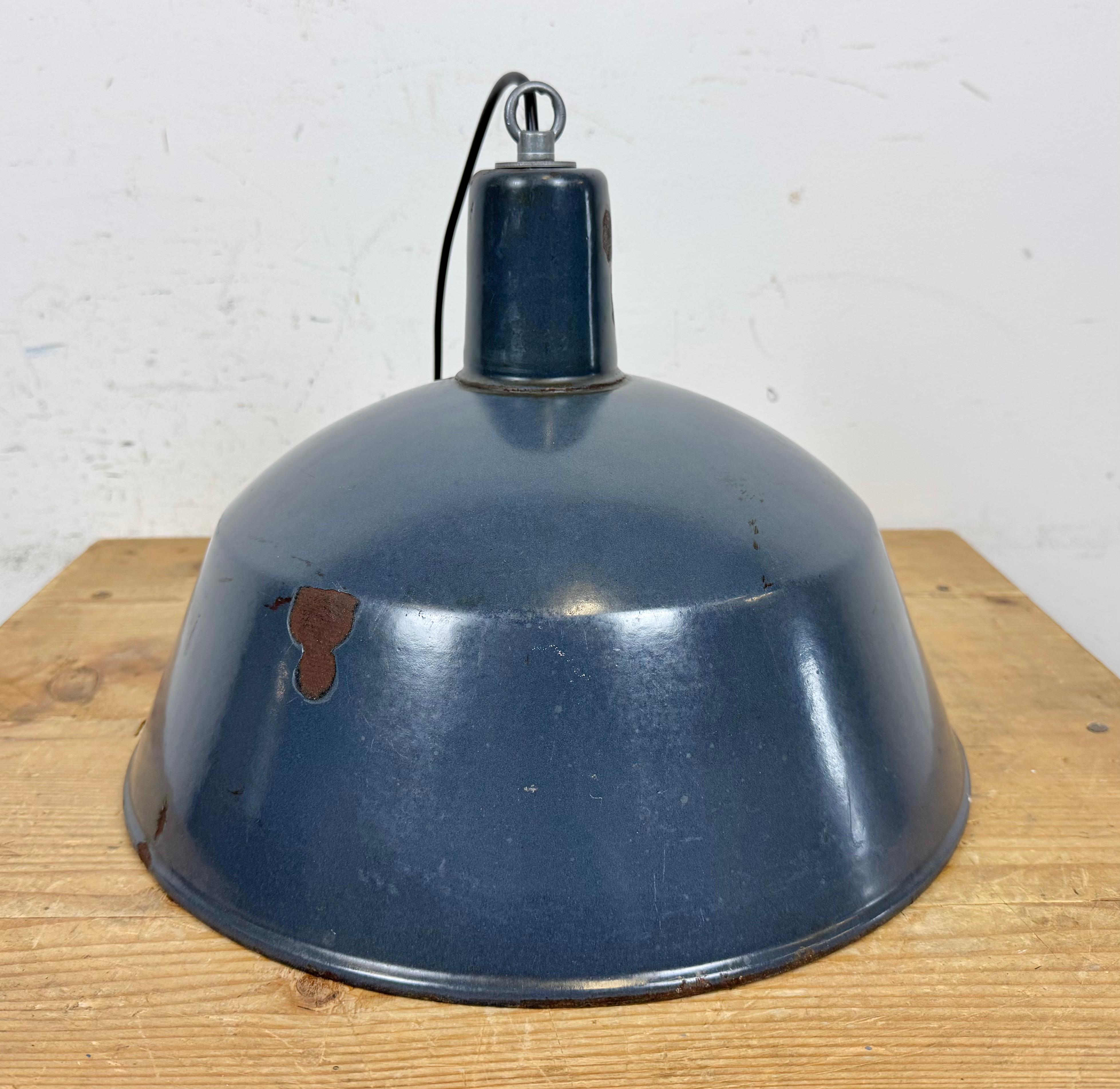 Lampe à suspension industrielle en émail bleu foncé d'EMAX, années 1960 en vente 9