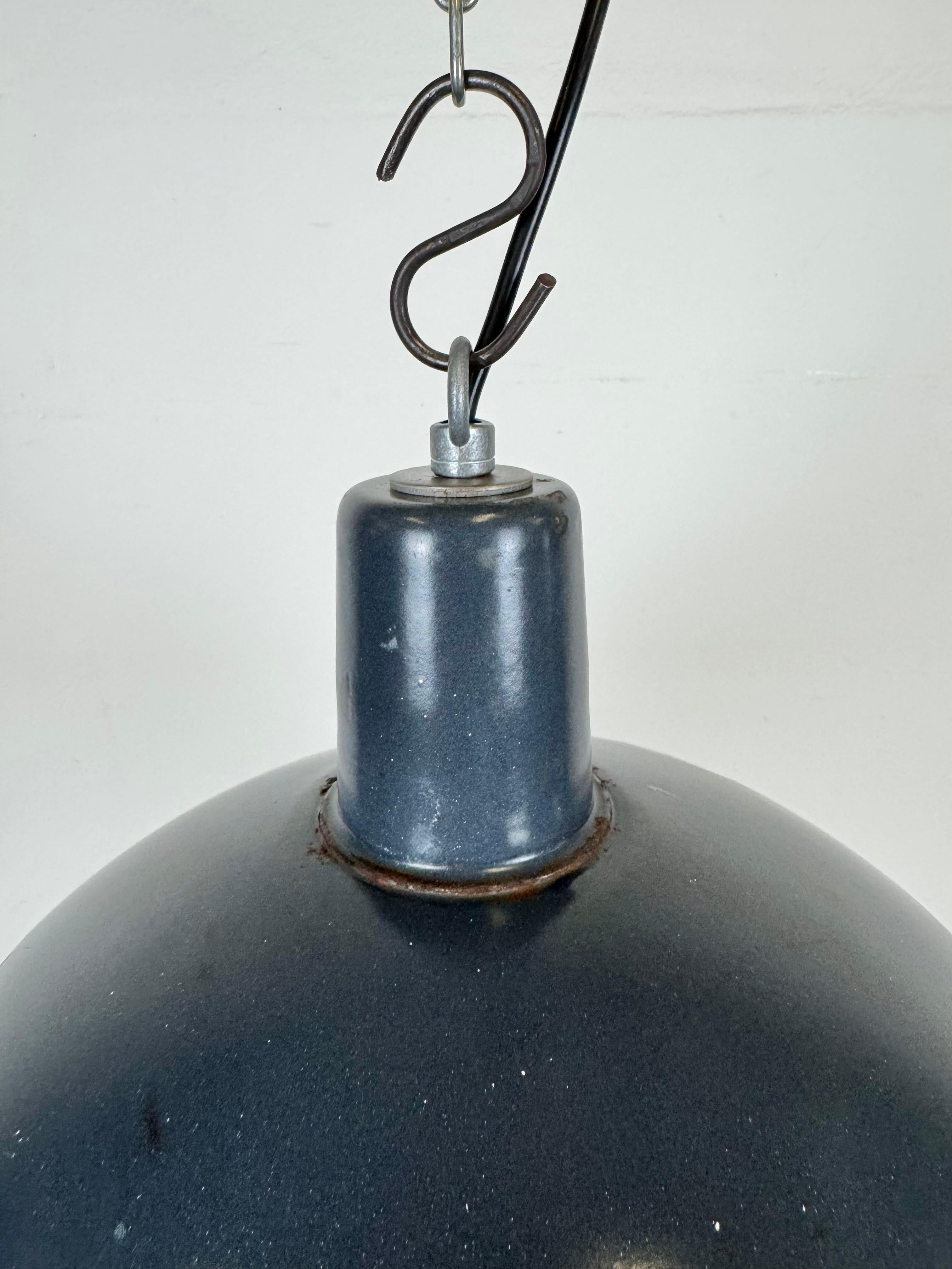 Ungherese Lampada a sospensione industriale in smalto blu scuro di EMAX, anni '60 in vendita