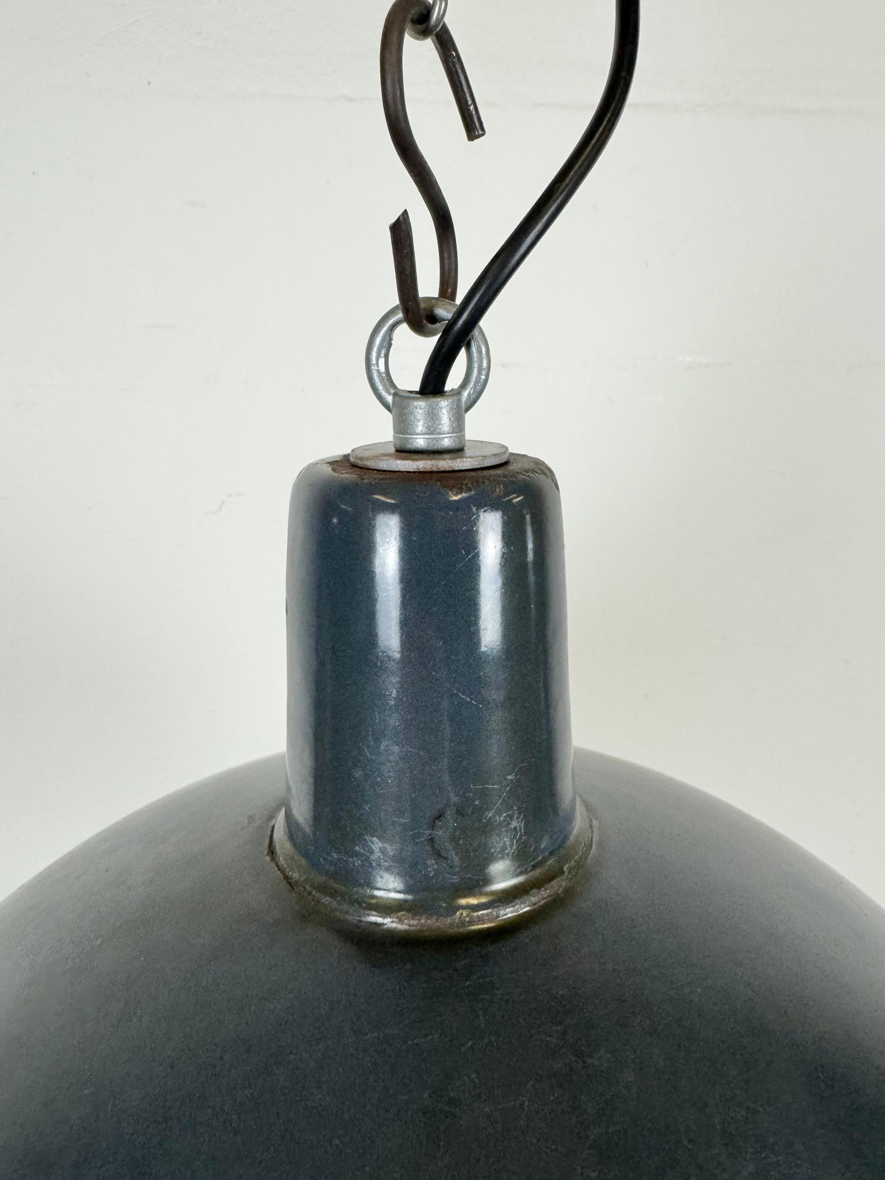Hongrois Lampe à suspension industrielle en émail bleu foncé d'EMAX, années 1960 en vente