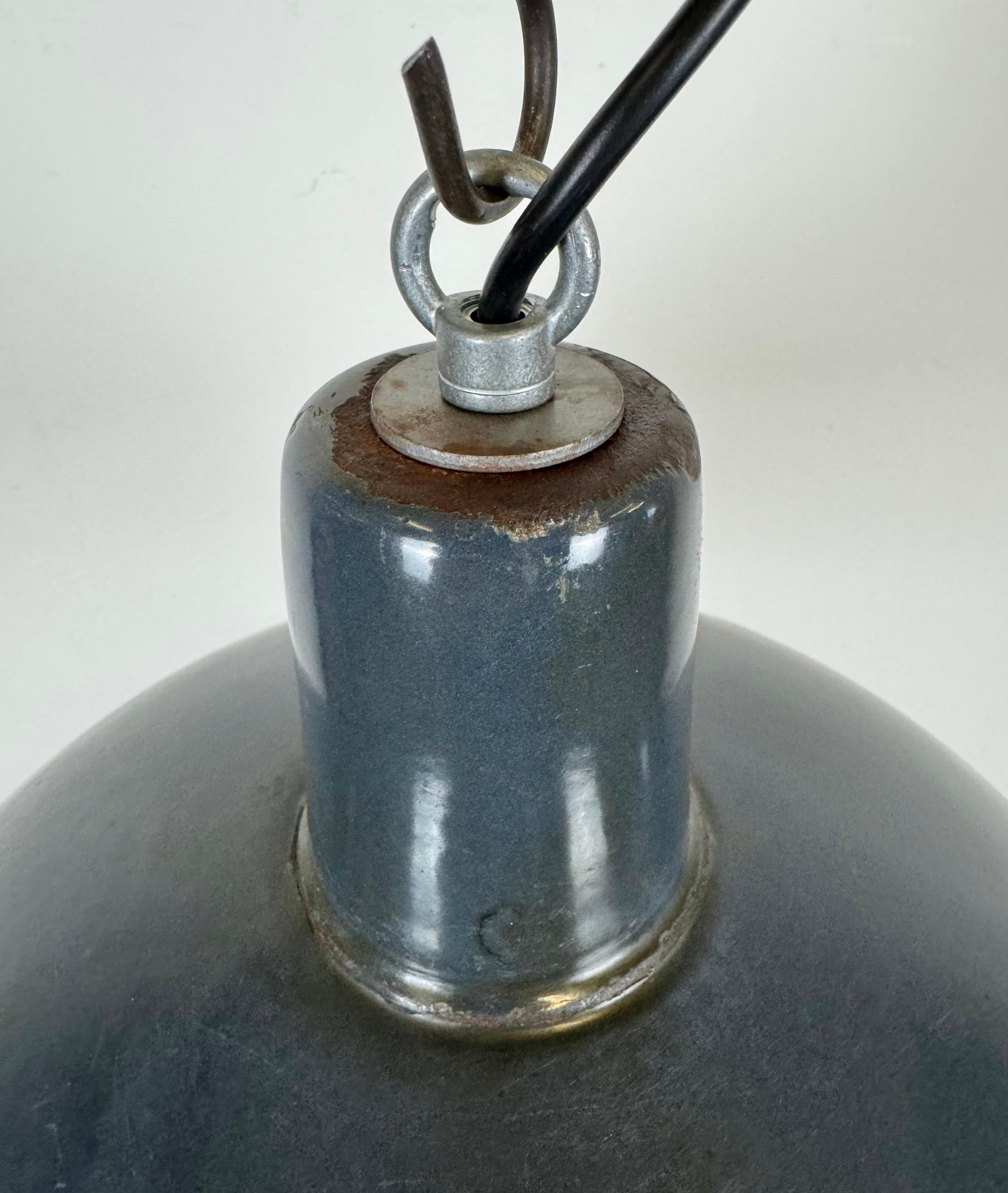 Lampe à suspension industrielle en émail bleu foncé d'EMAX, années 1960 Bon état - En vente à Kojetice, CZ