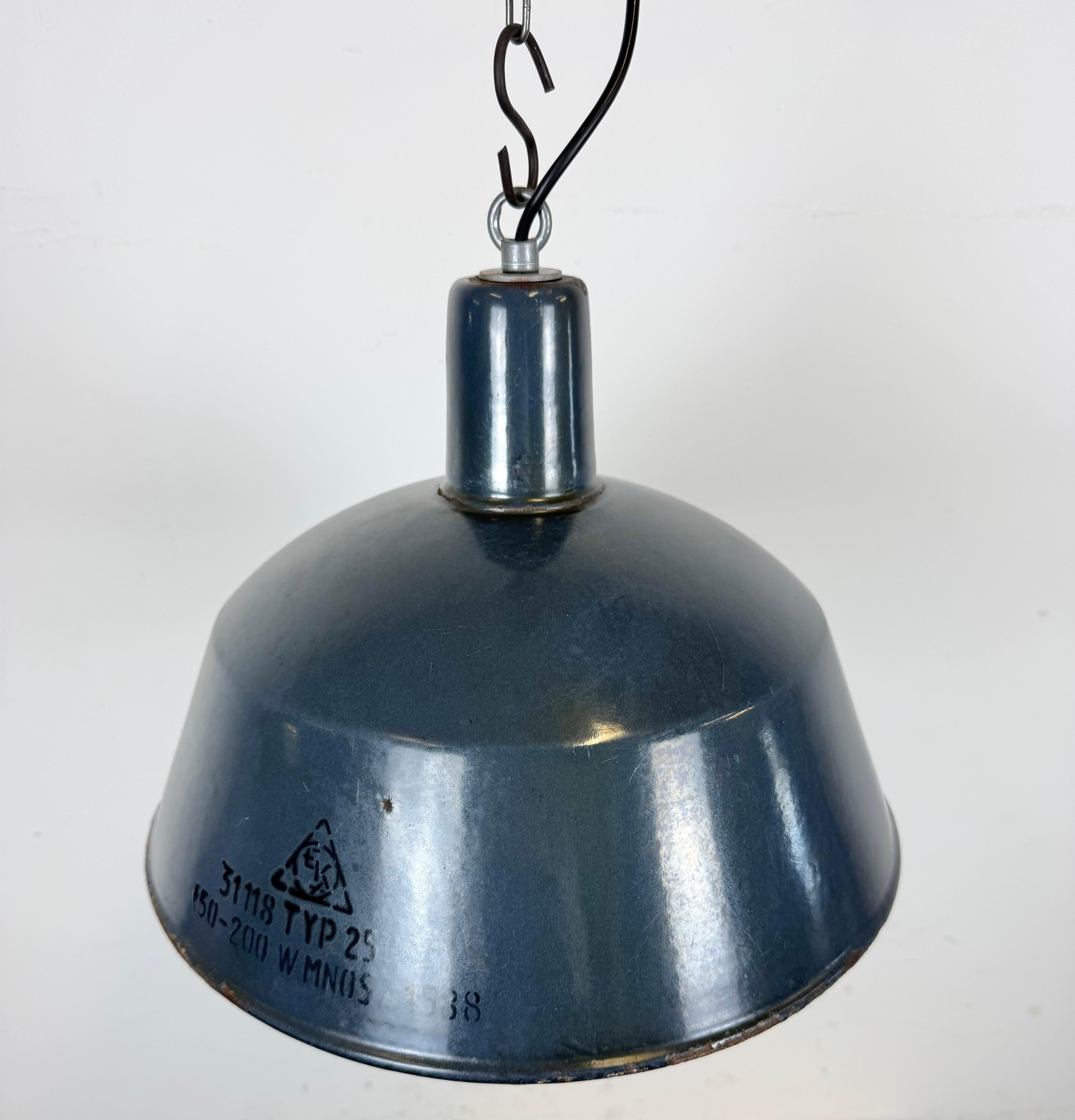 20ième siècle Lampe à suspension industrielle en émail bleu foncé d'EMAX, années 1960 en vente