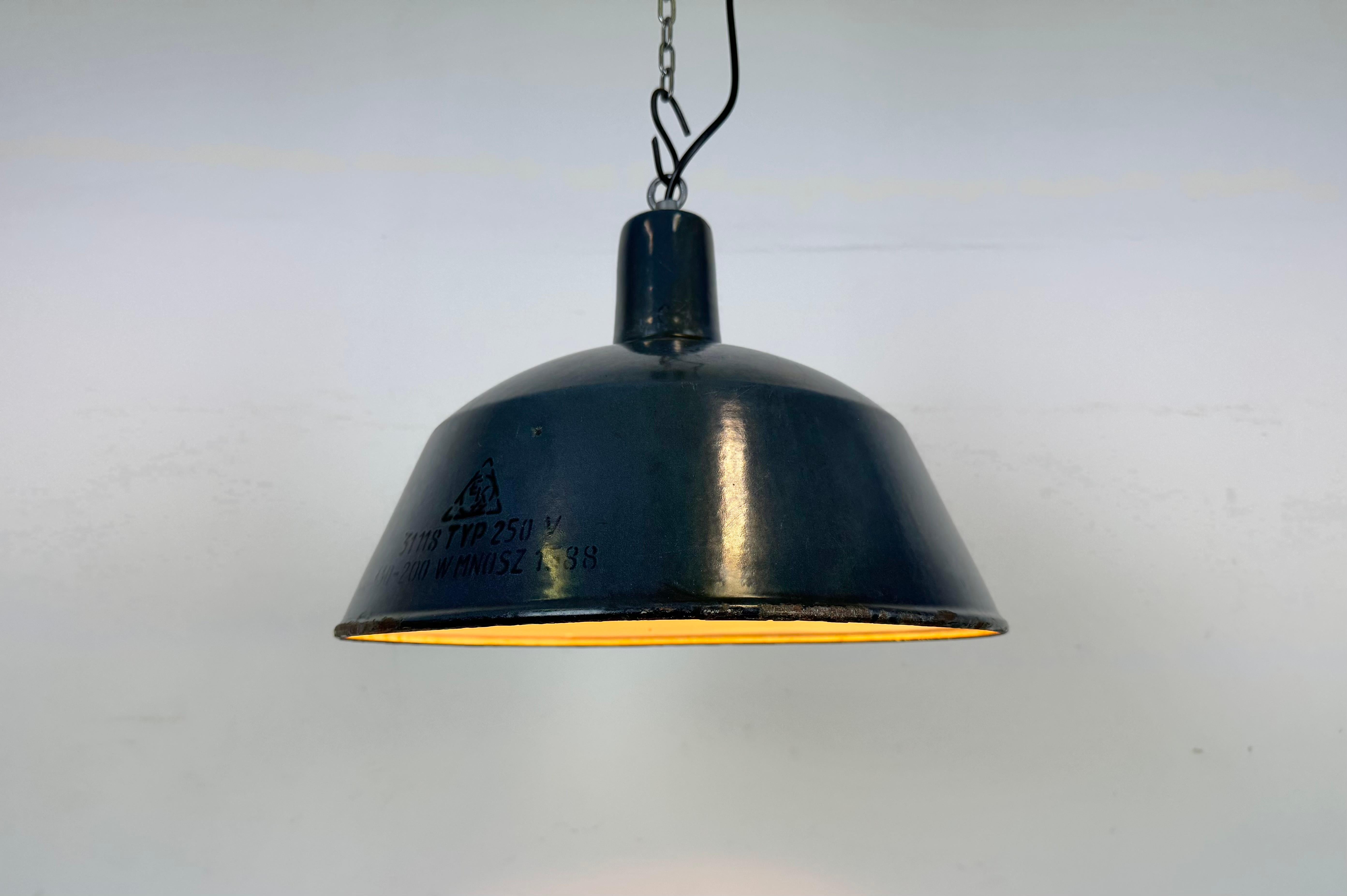 Lampe à suspension industrielle en émail bleu foncé d'EMAX, années 1960 en vente 1