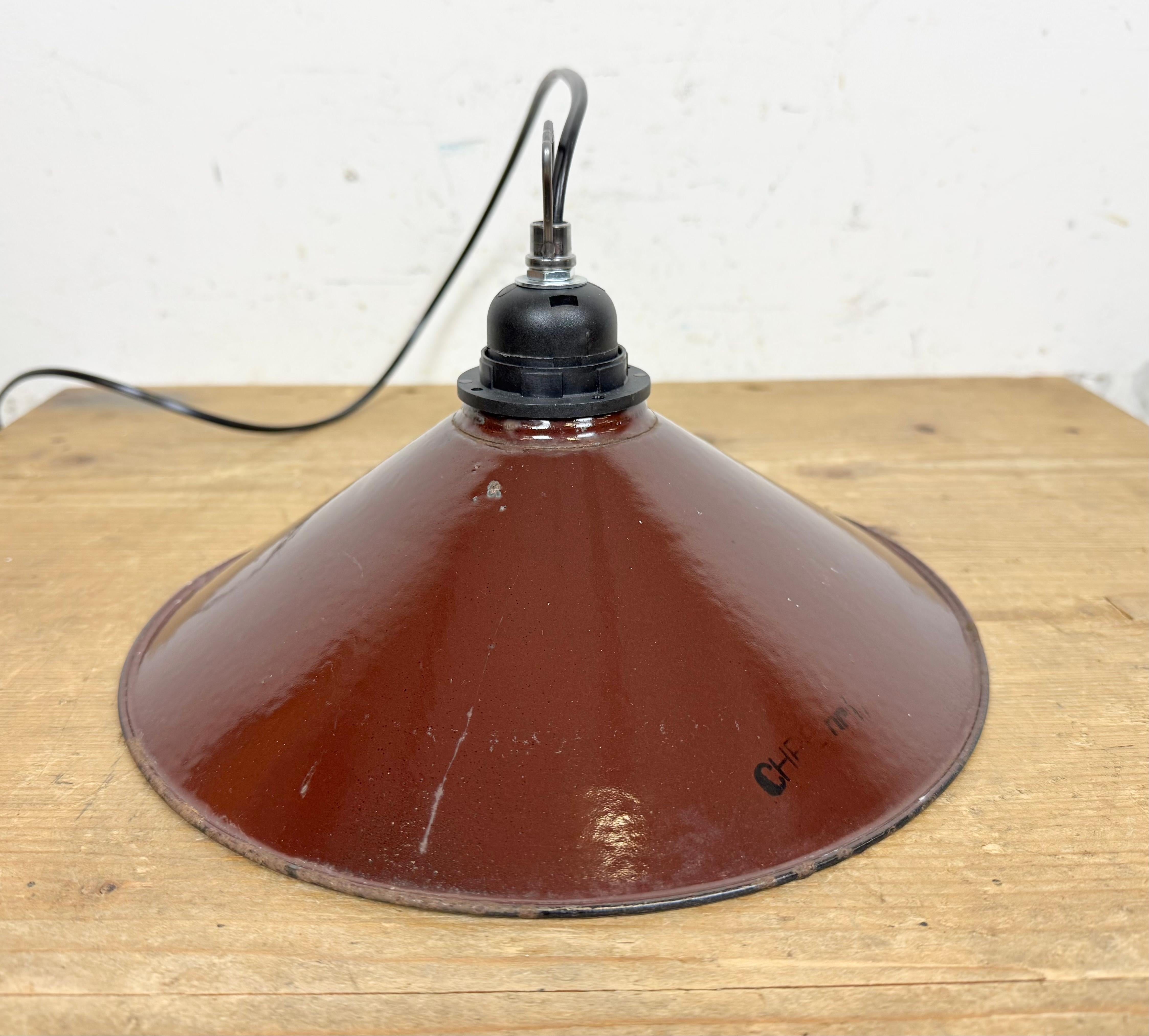 Lampada a sospensione industriale di fabbrica con smalto rosso scuro, anni '60 in vendita 3